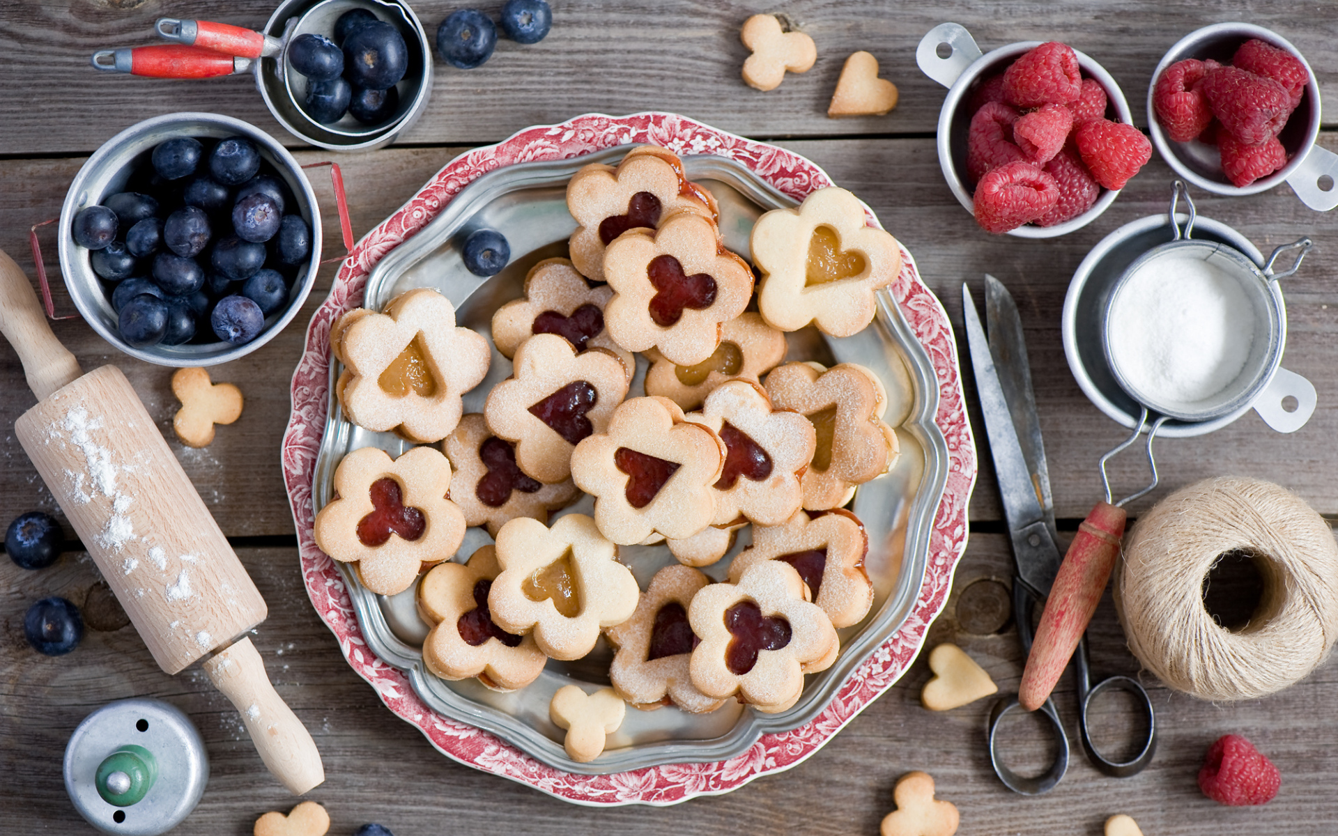 Сладкое фигурное печенье на столе с ягодами