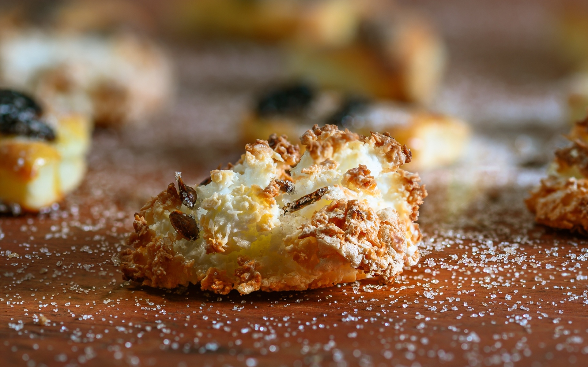 Сладкое сахарное печенье на столе