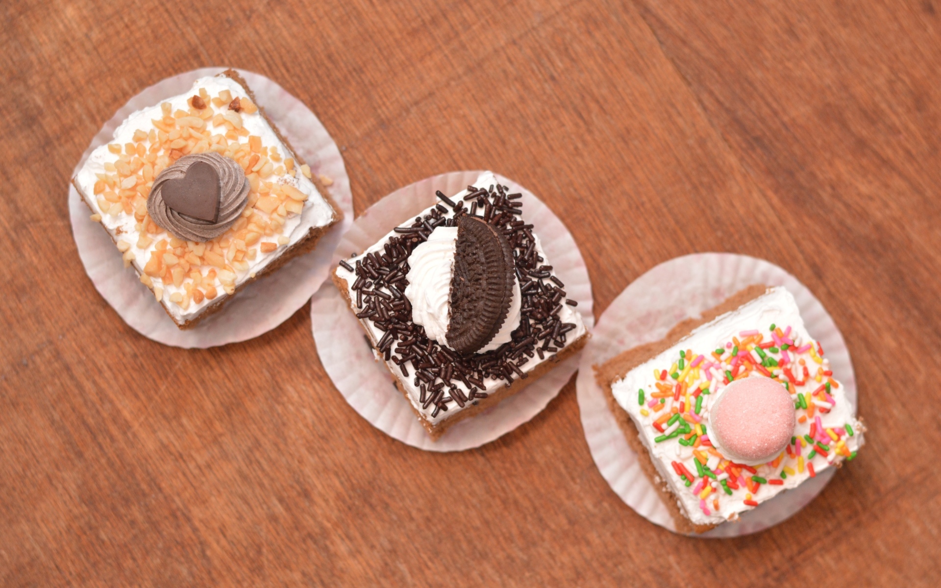 Три пирожных на деревянном столе