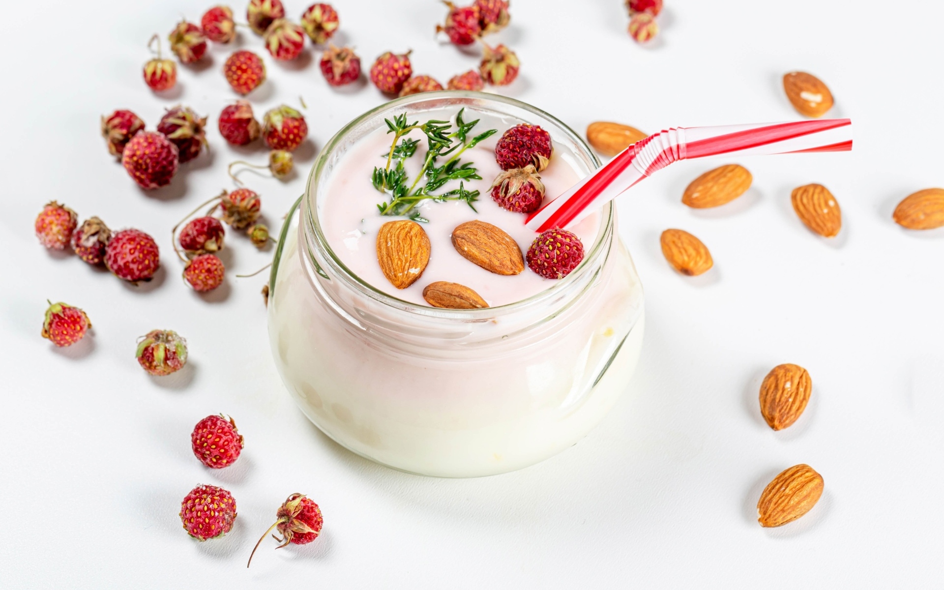Йогурт с миндальными орехами и ягодами земляники
