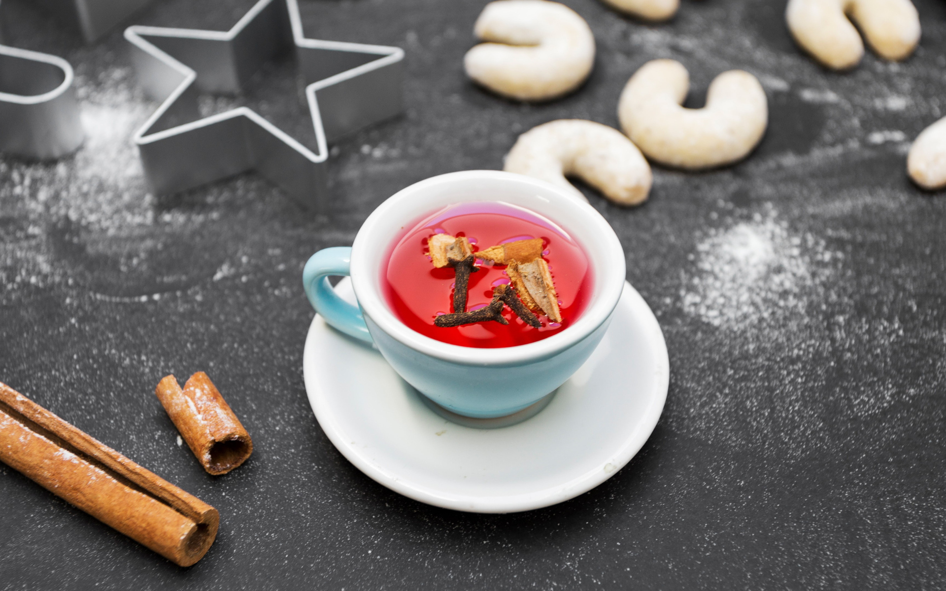 Чашка красного чая на столе с печеньем