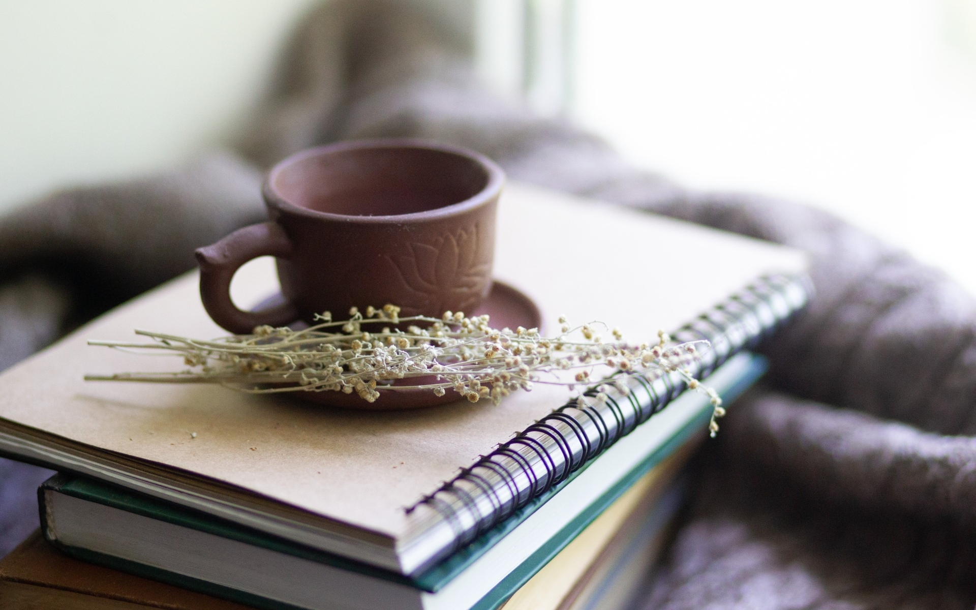 Чашка чая на столе с книгами