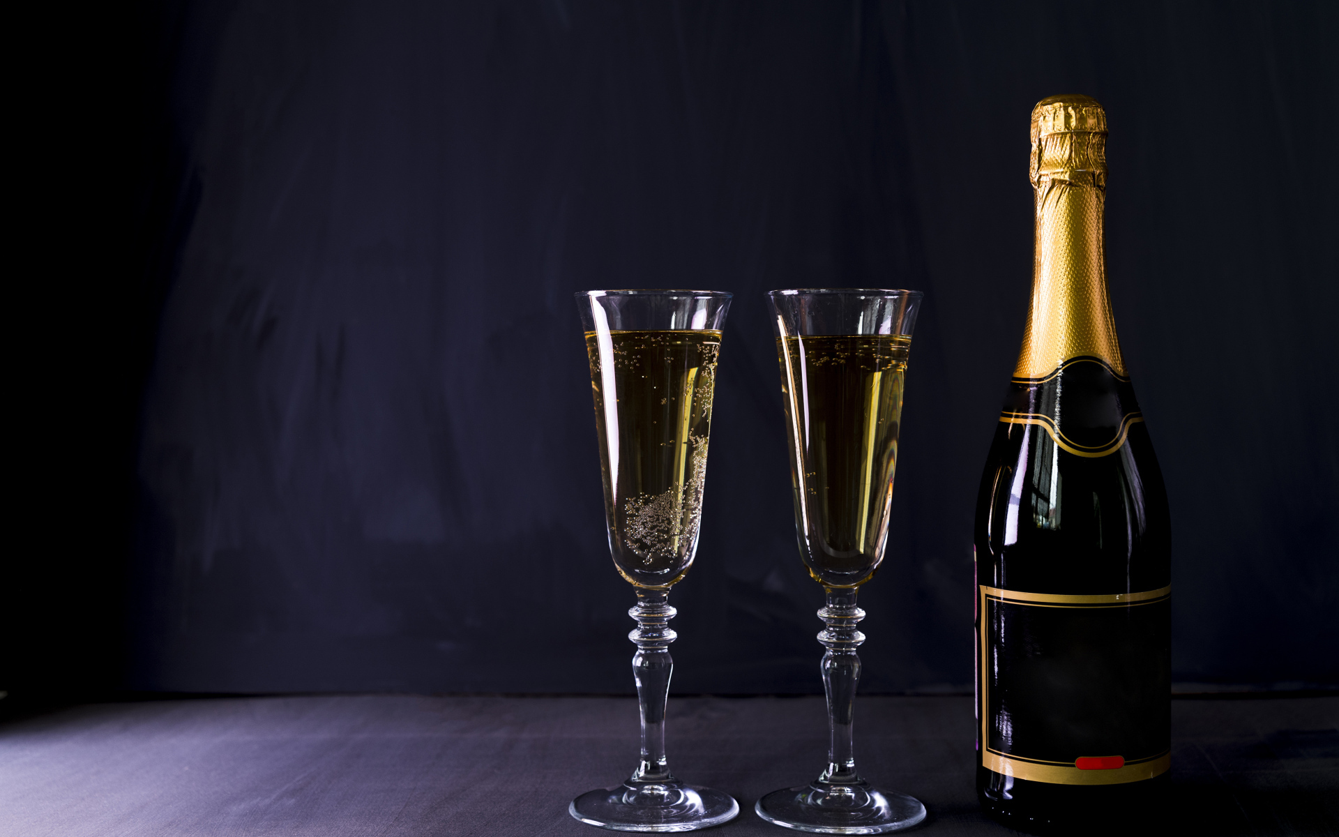Два бокала и бутылка шампанского