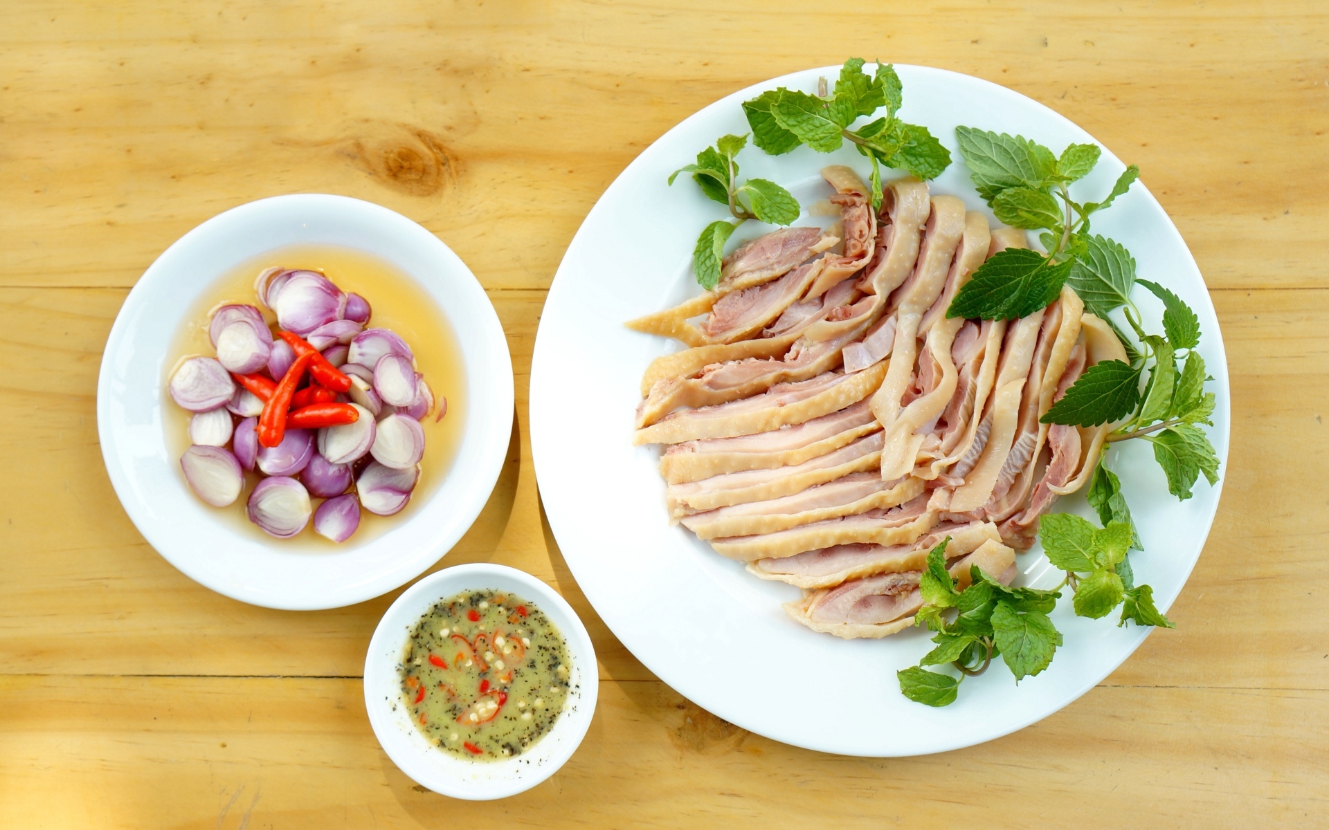 Курица на тарелке с луком и соусом