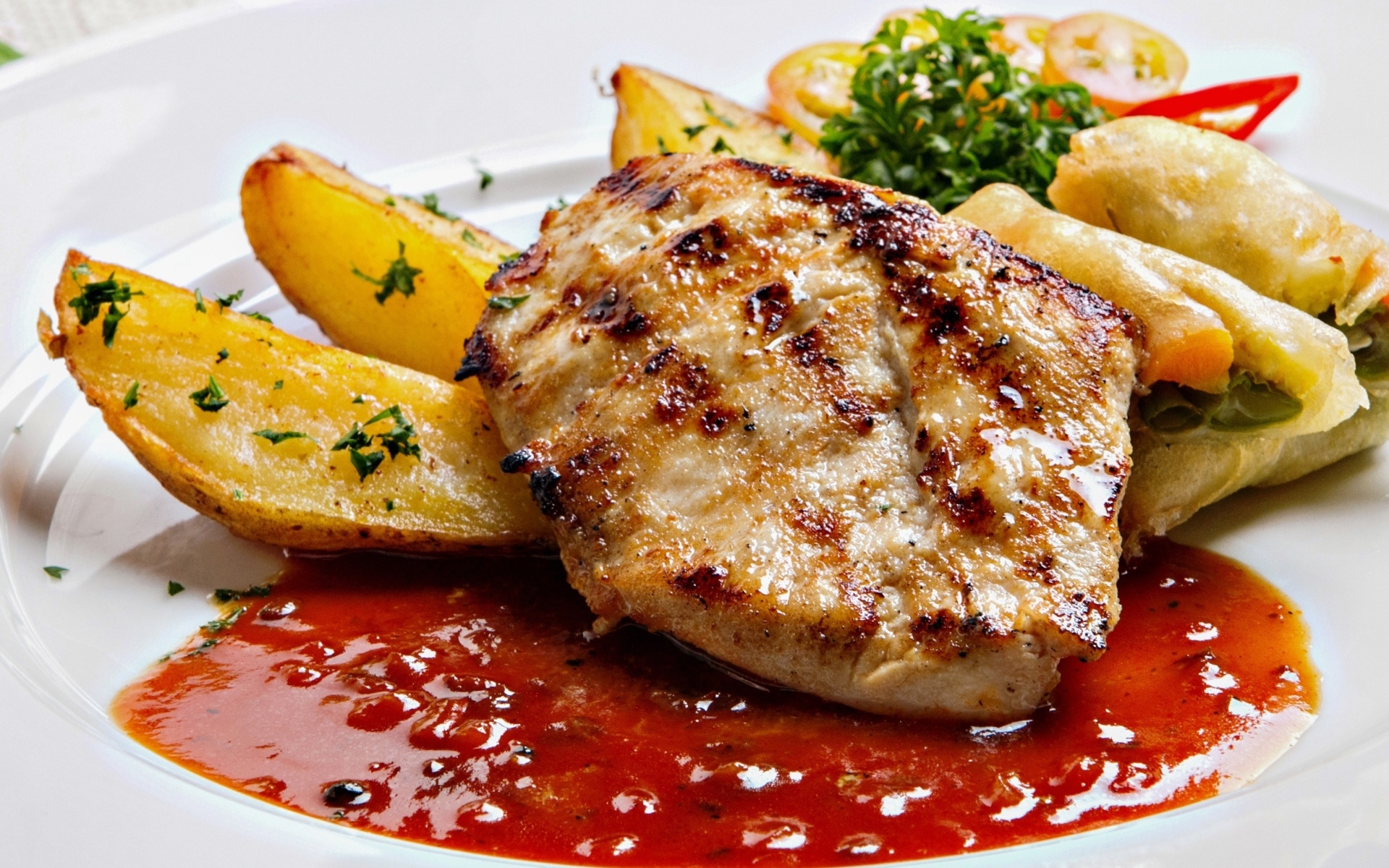 Кусок мяса гриль на тарелке с картофелем