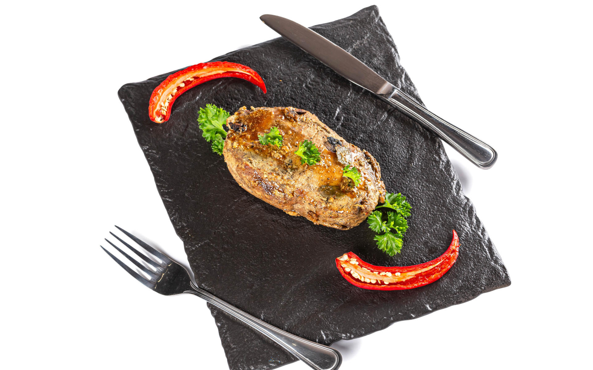 Кусок мяса с красным перцем на доске