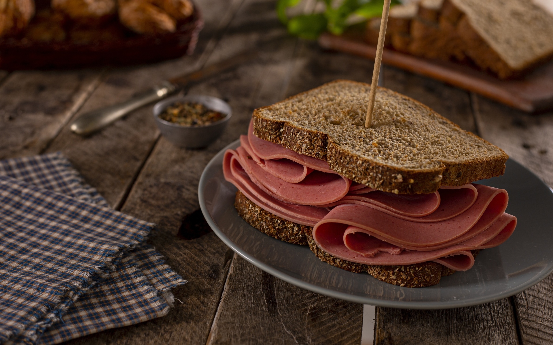 Бутерброд с колбасой и черным хлебом