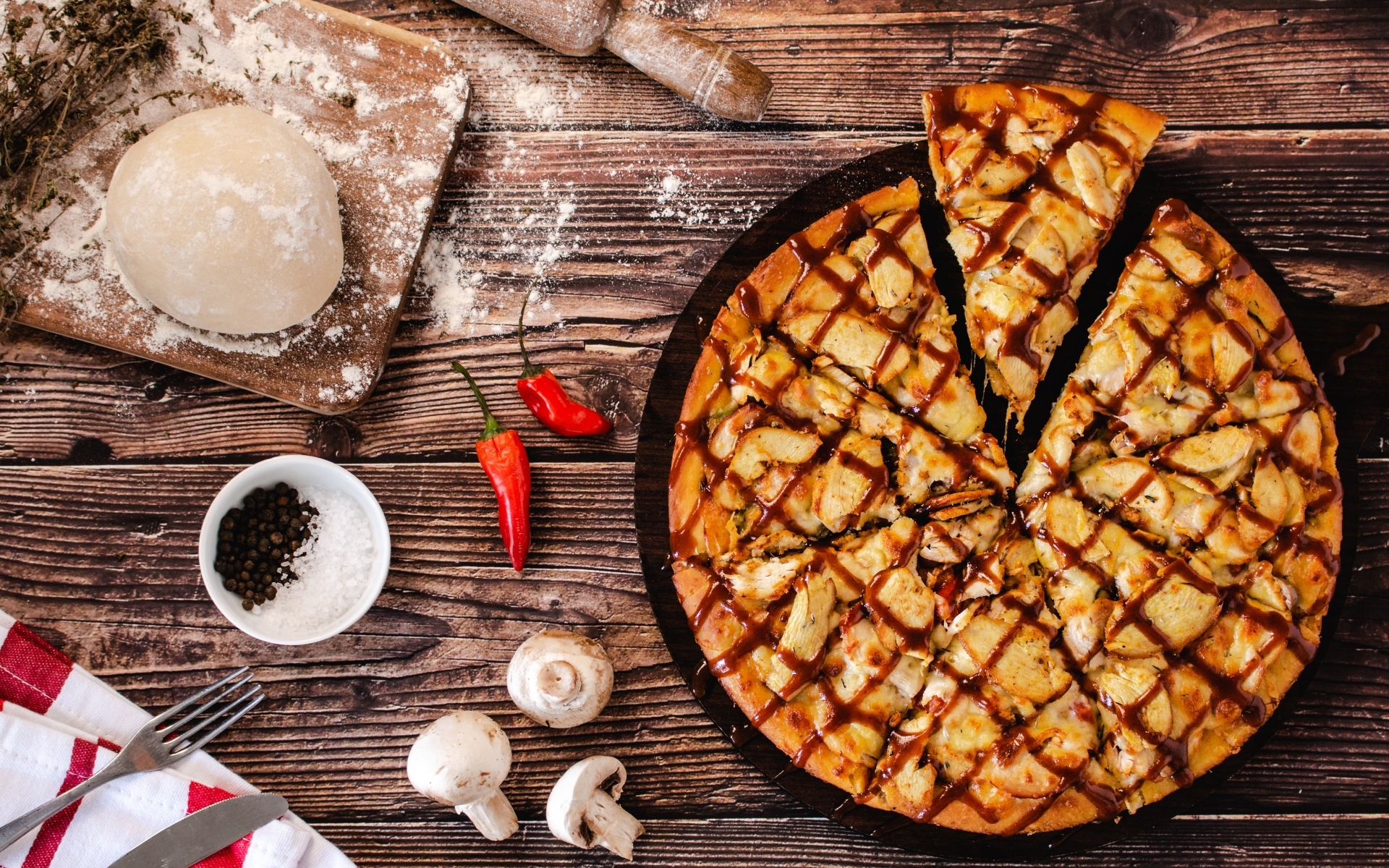 Пицца с грибами на столе с шампиньонами