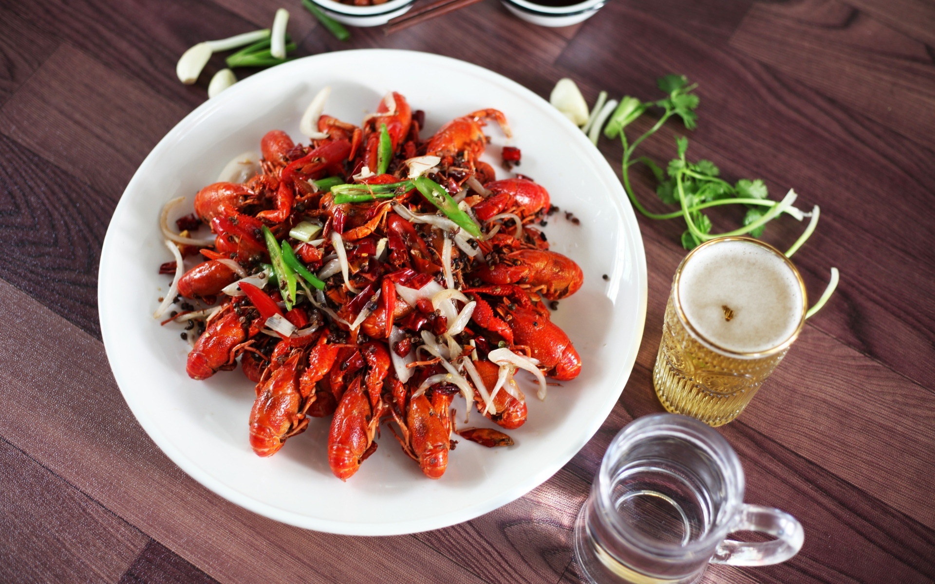 Вареные раки на столе с пивом