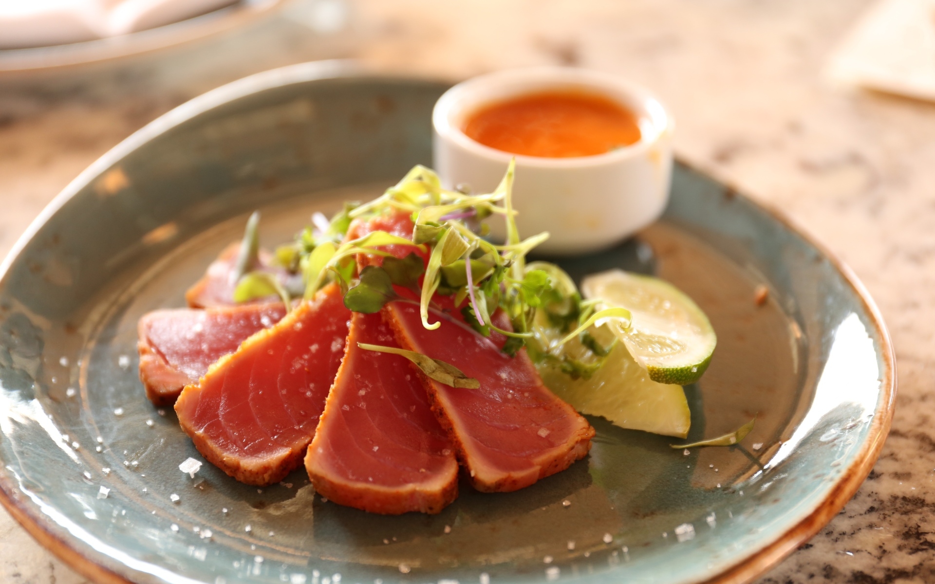 Вяленая красная рыба на тарелке с кусочками лайма