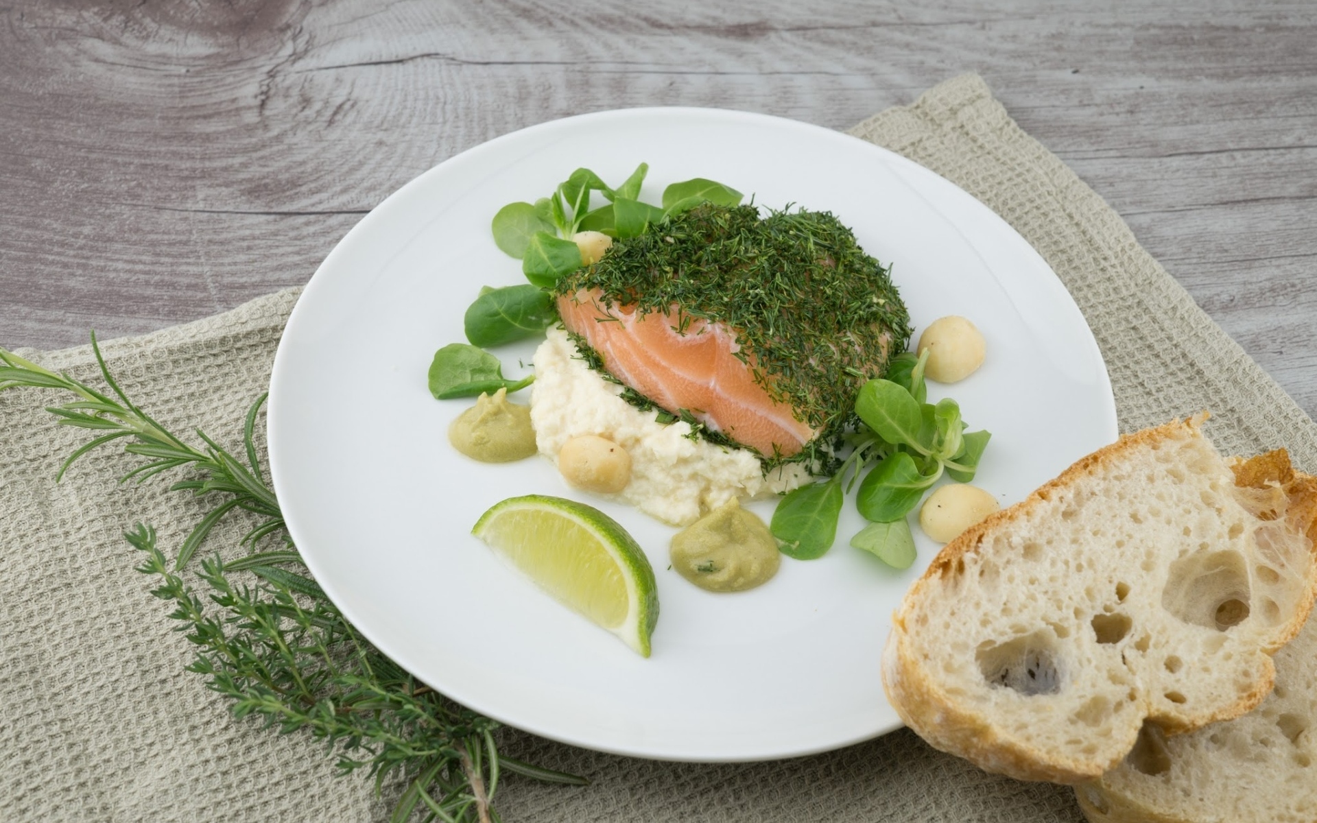 Кусок рыбы с зеленью на столе с хлебом