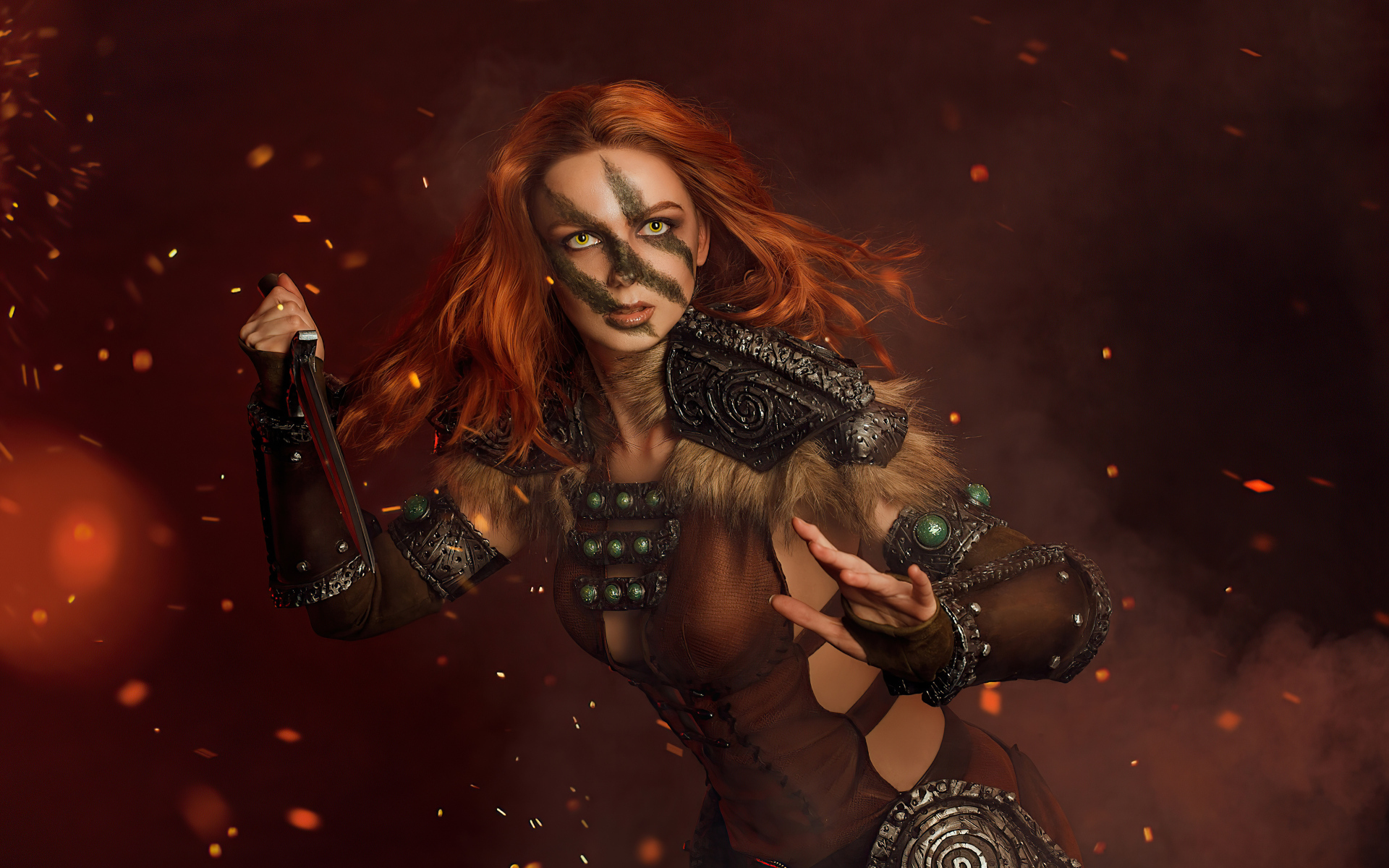 Девушка воин с кинжалом в руке