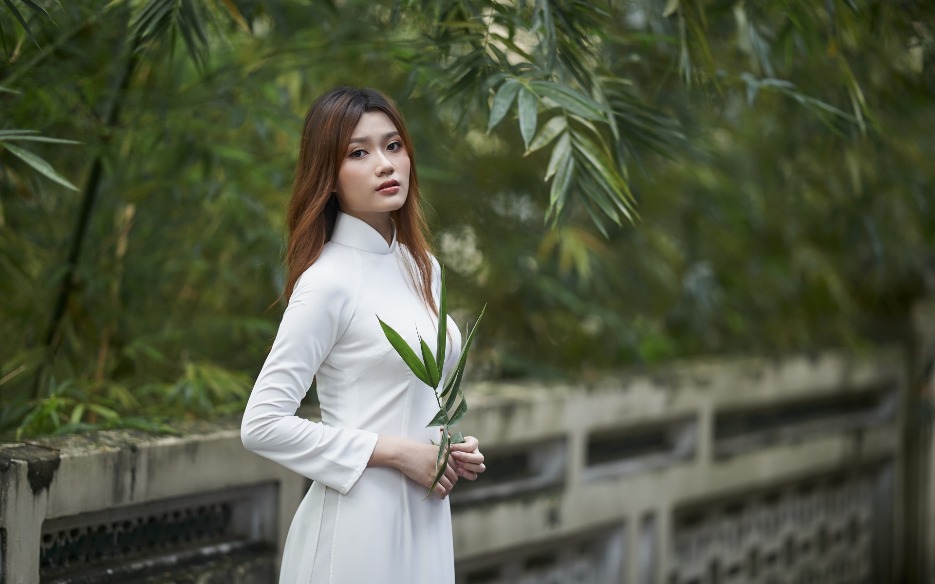 Девушка азиатка в белом наряде в парке