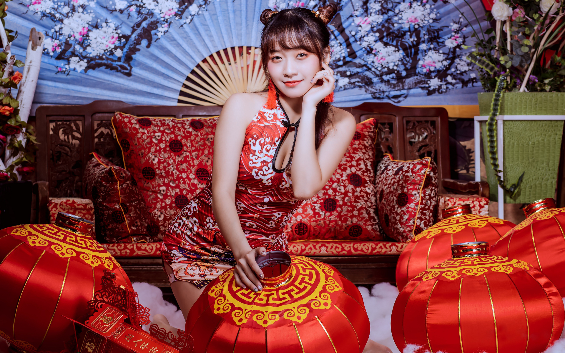 Девушка азиатка с фонариками