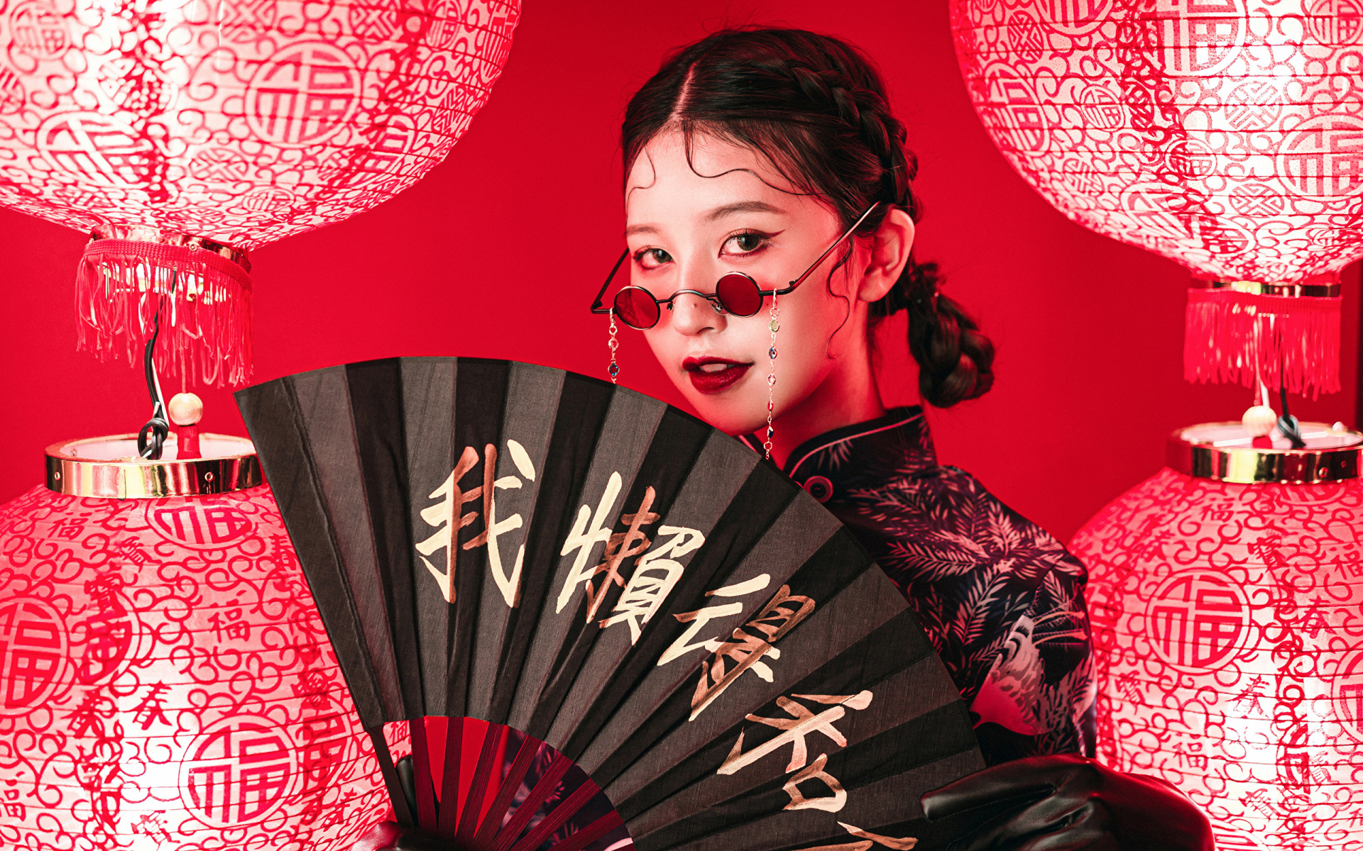 Красивая азиатка с большим черным веером