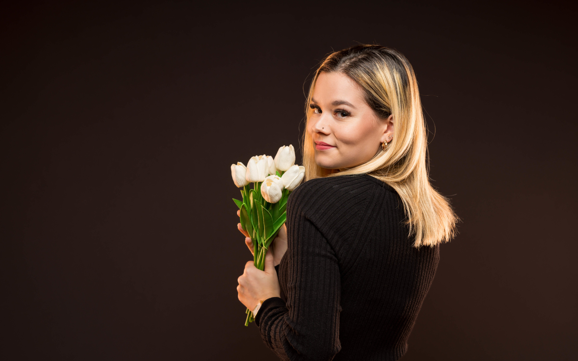 Красивая блондинка с букетом тюльпанов