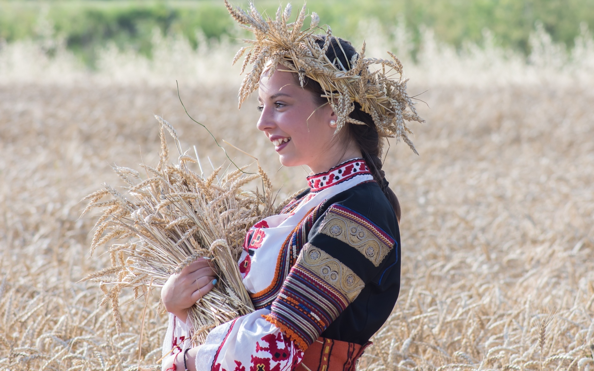 Красивая девушка на поле с пшеницей