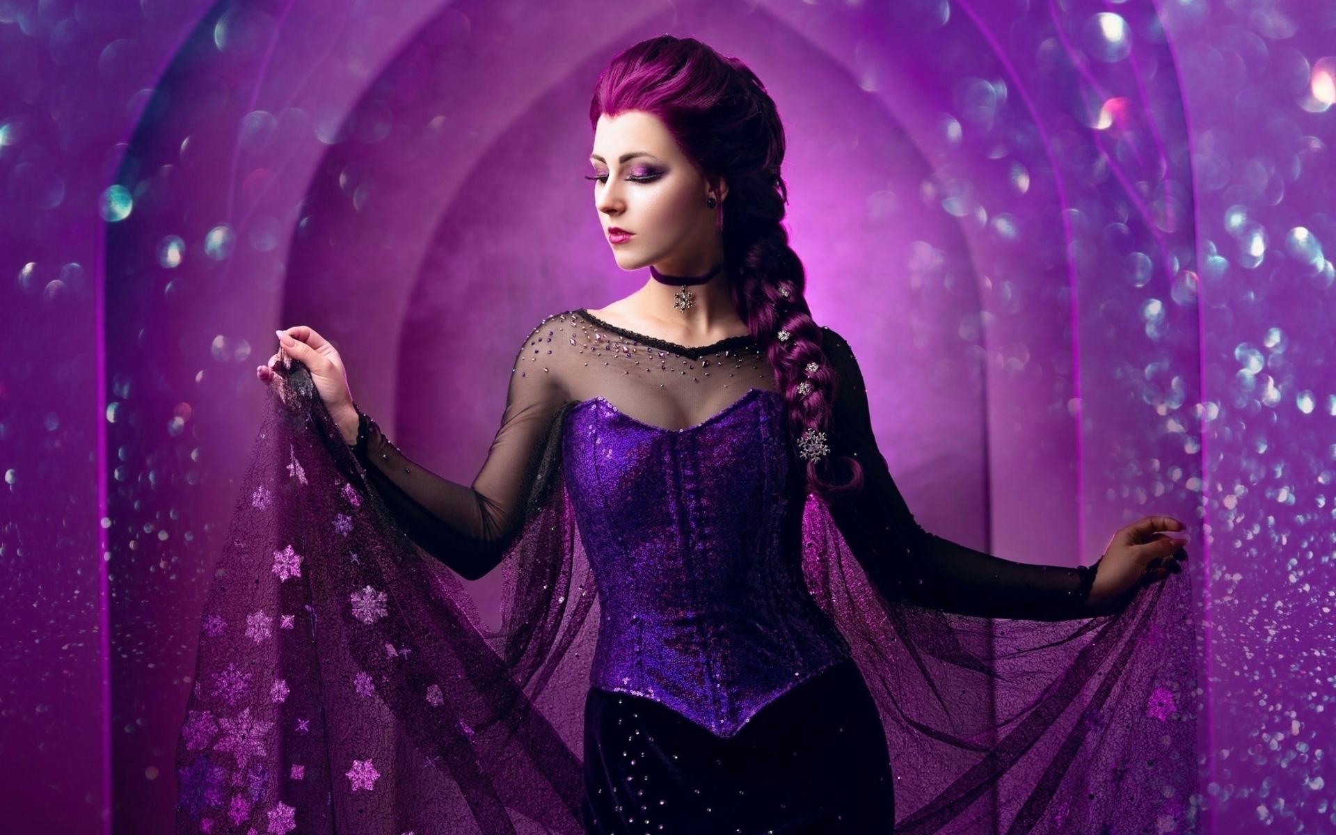 Красивая девушка модель в сиреневом платье