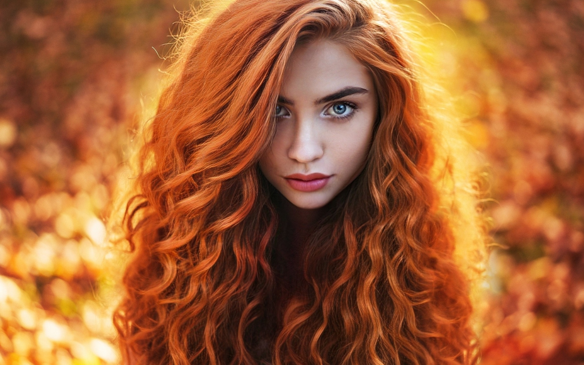 Ярка девушка с длинными рыжими волосами