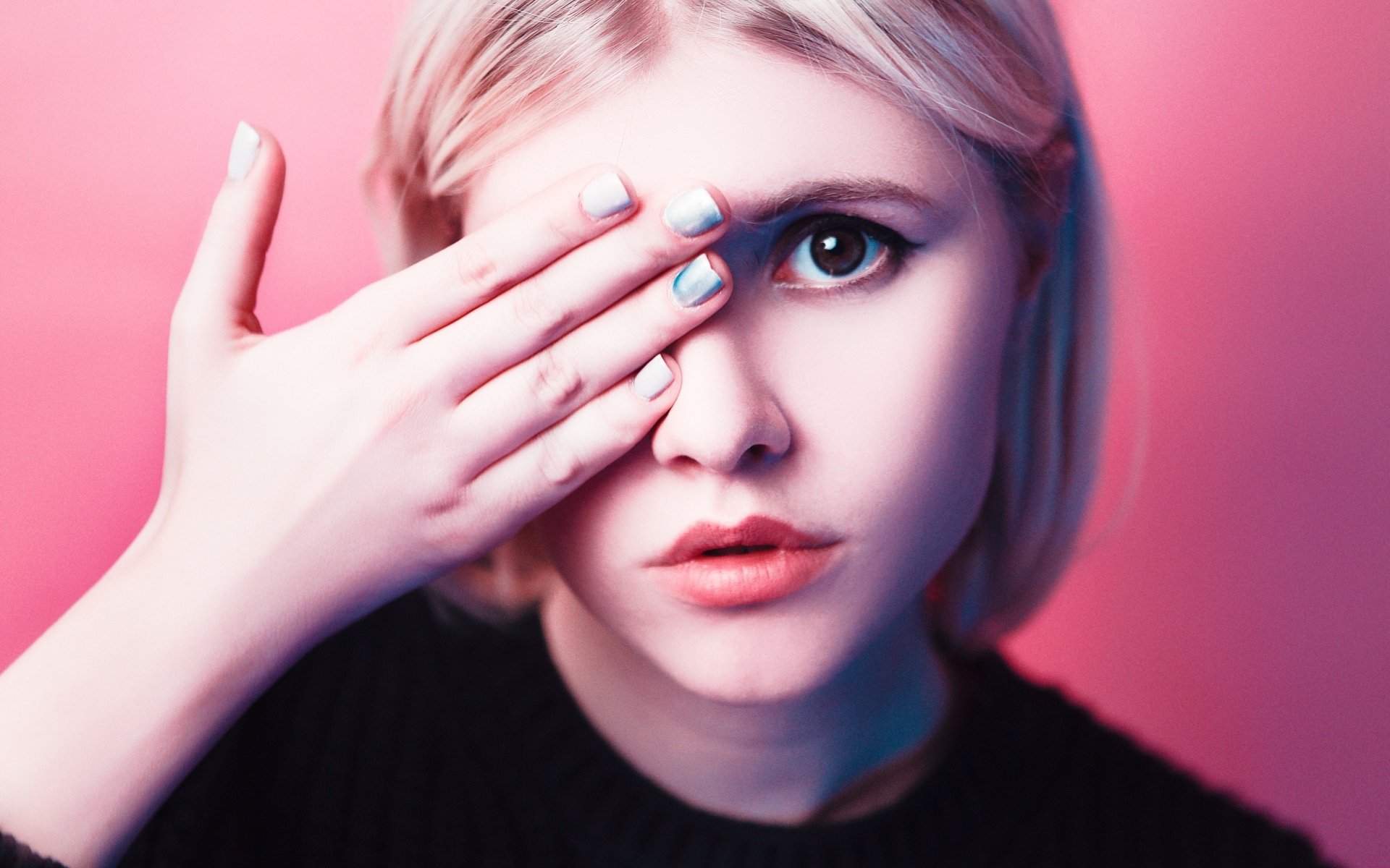 Кареглазая девушка закрыла глаз рукой