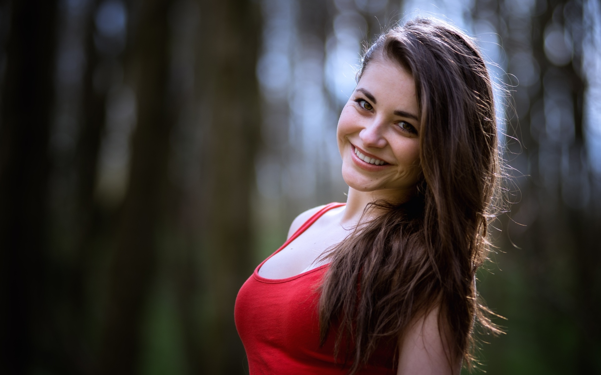 Очаровательная улыбка длинноволосой девушки