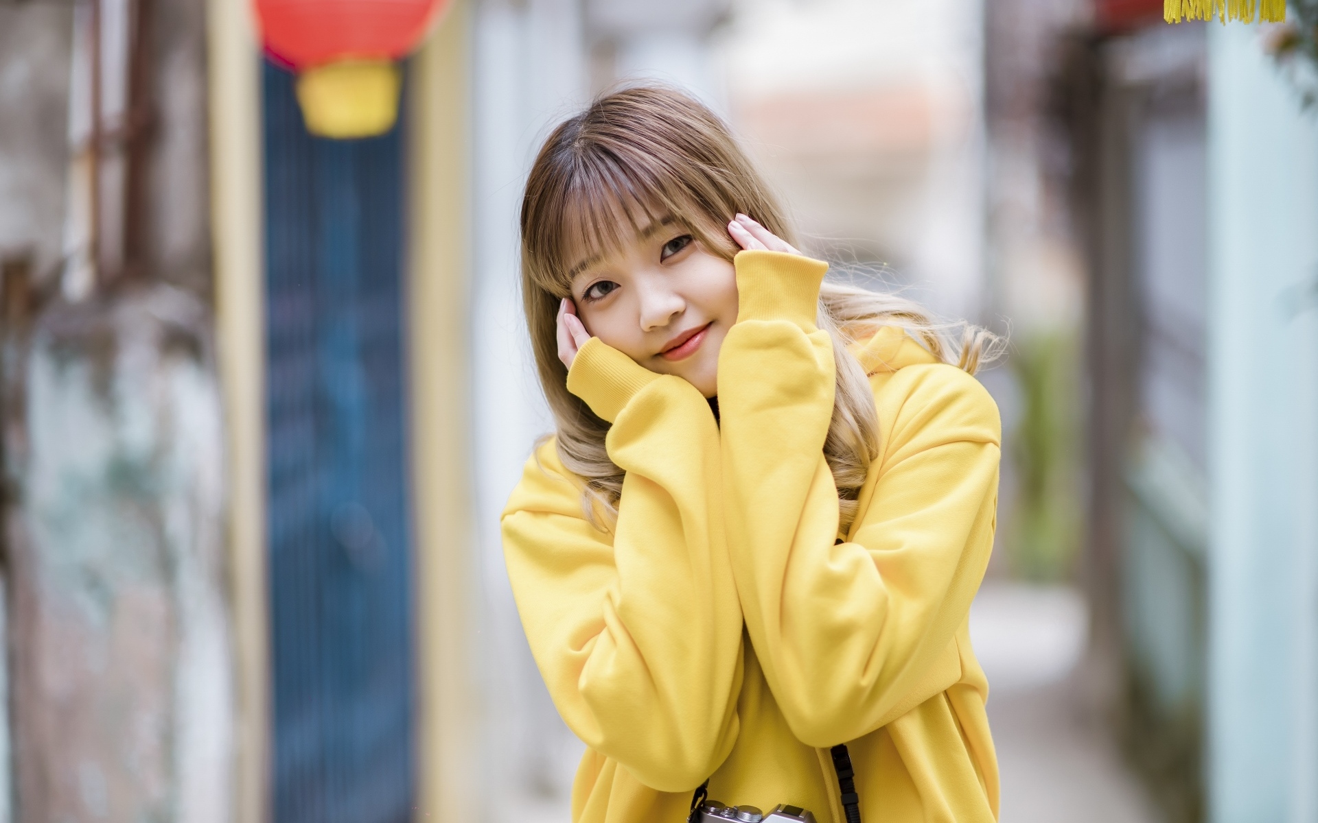 Милая девушка азиатка в желтом свитере