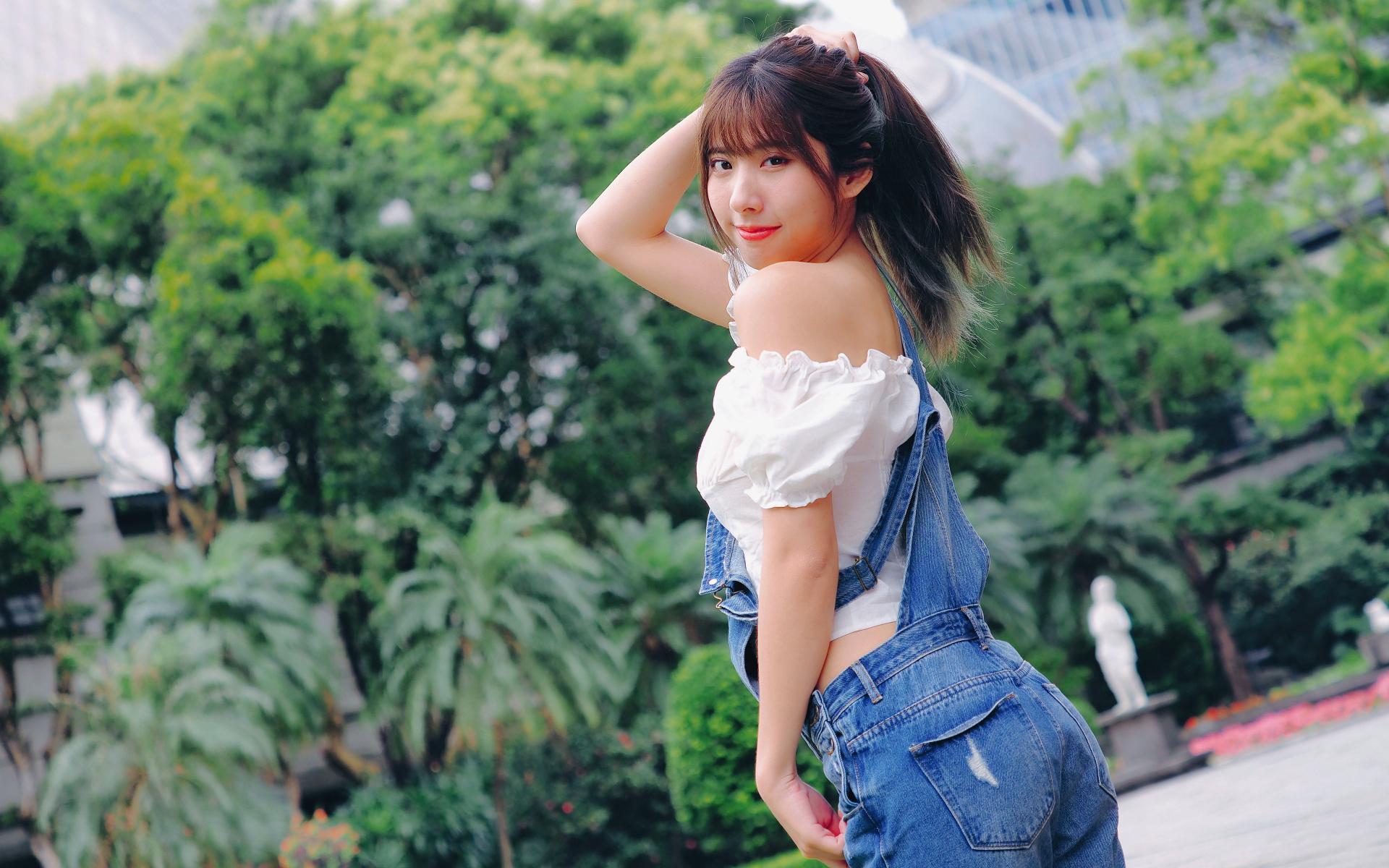 Милая девушка азиатка в джинсовом комбинезоне