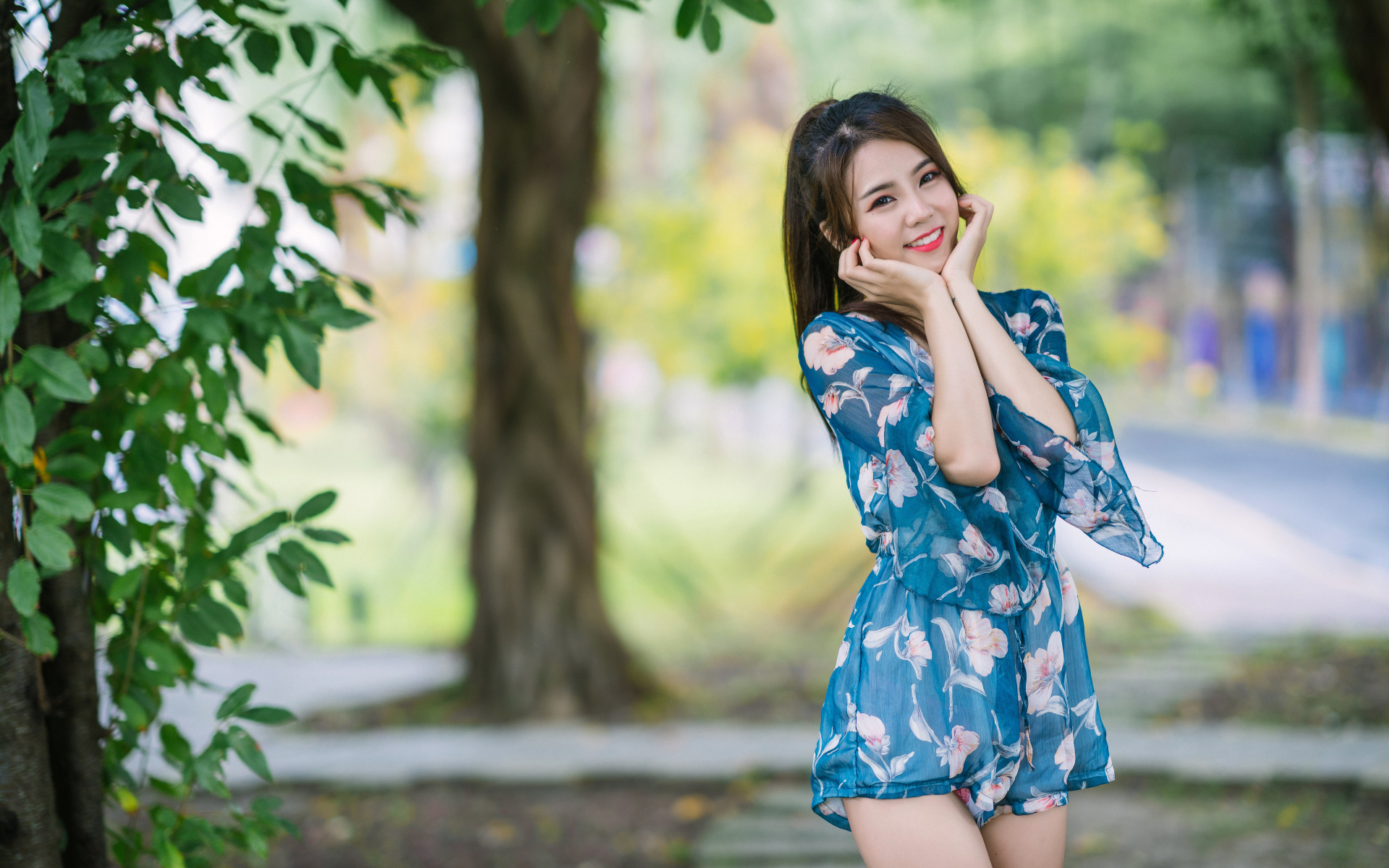 Милая девушка азиатка в комбинезоне