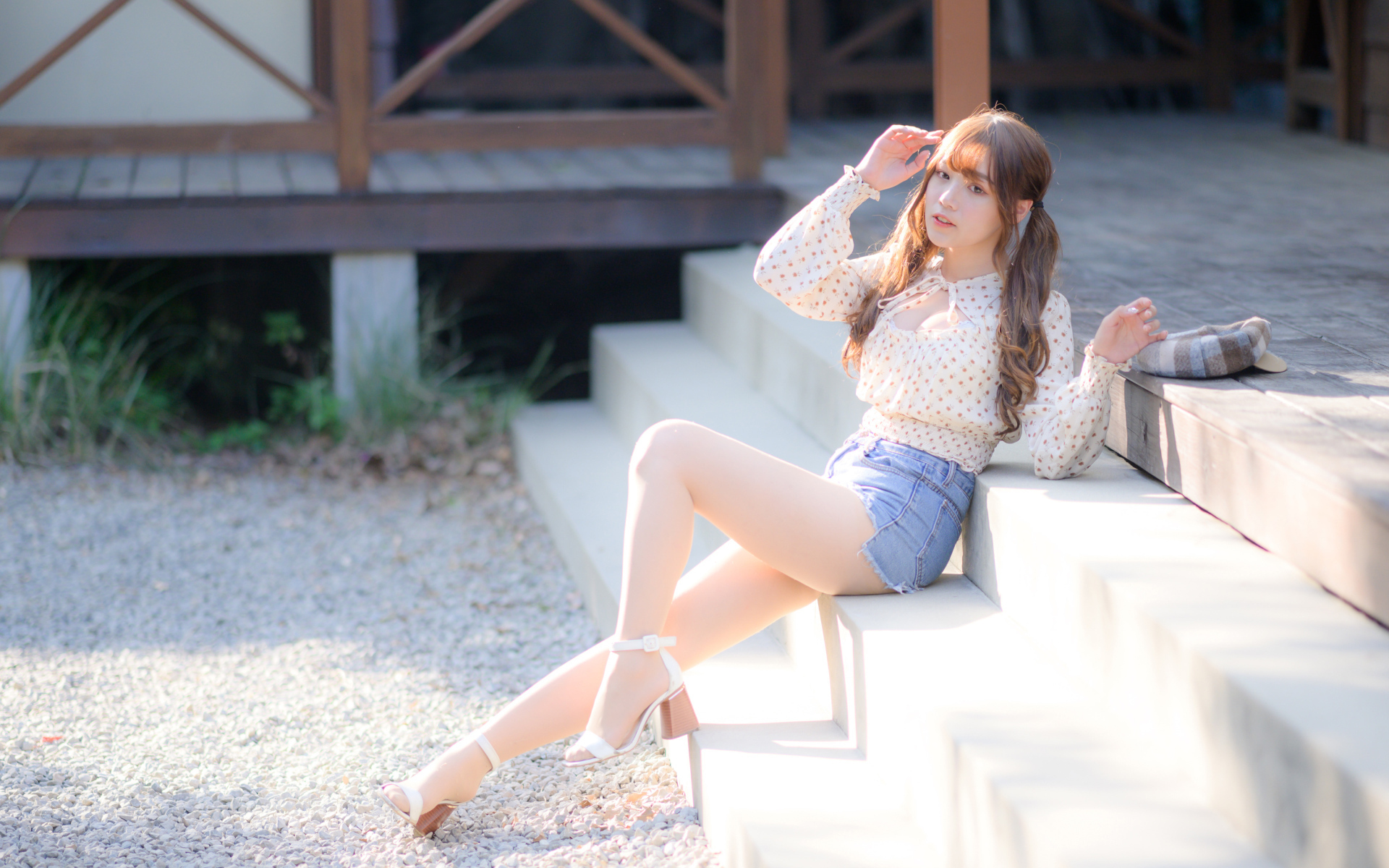 Милая настоящая азиатка сидит на ступеньках