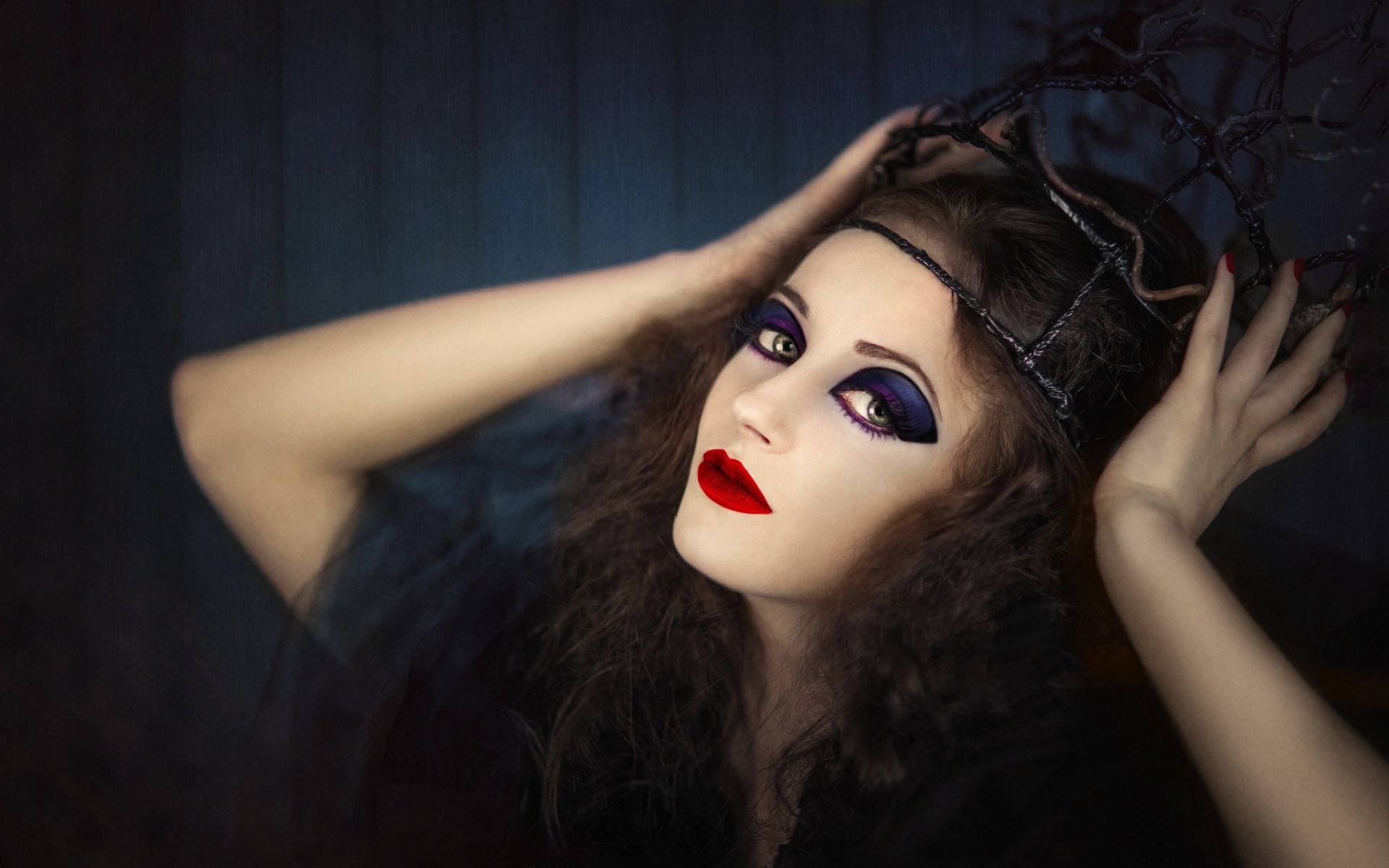 Девушка в черном наряде с ярким макияжем