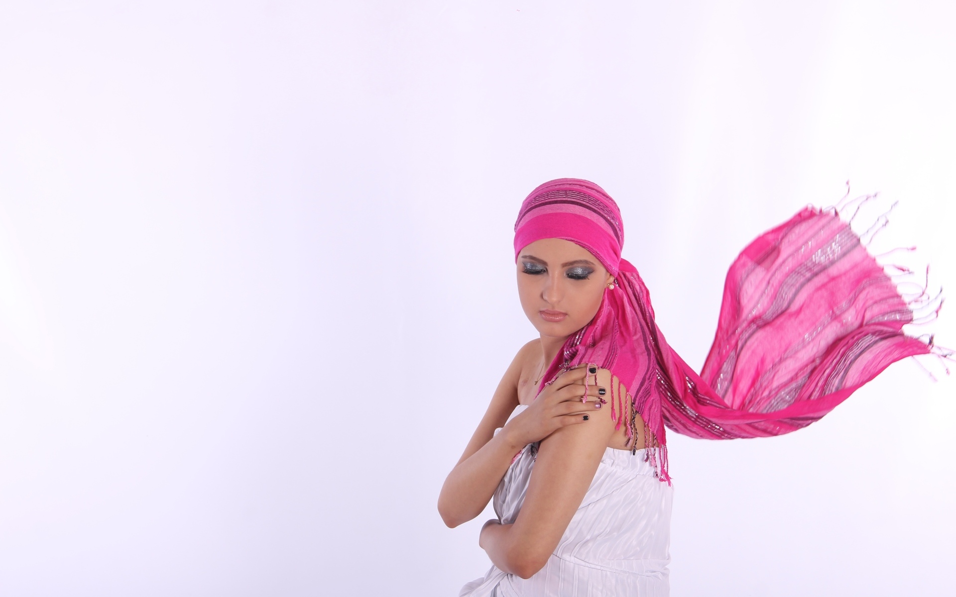 Девушка в розовом платке на белом фоне