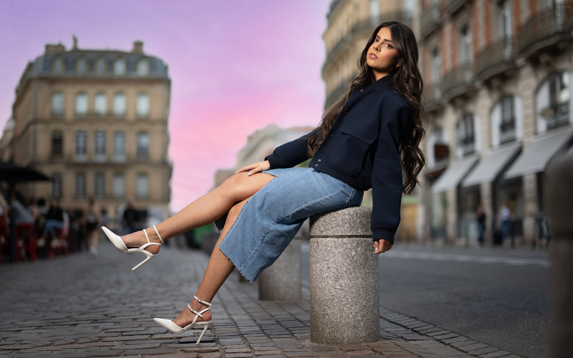 Девушка в белых туфлях на улице города