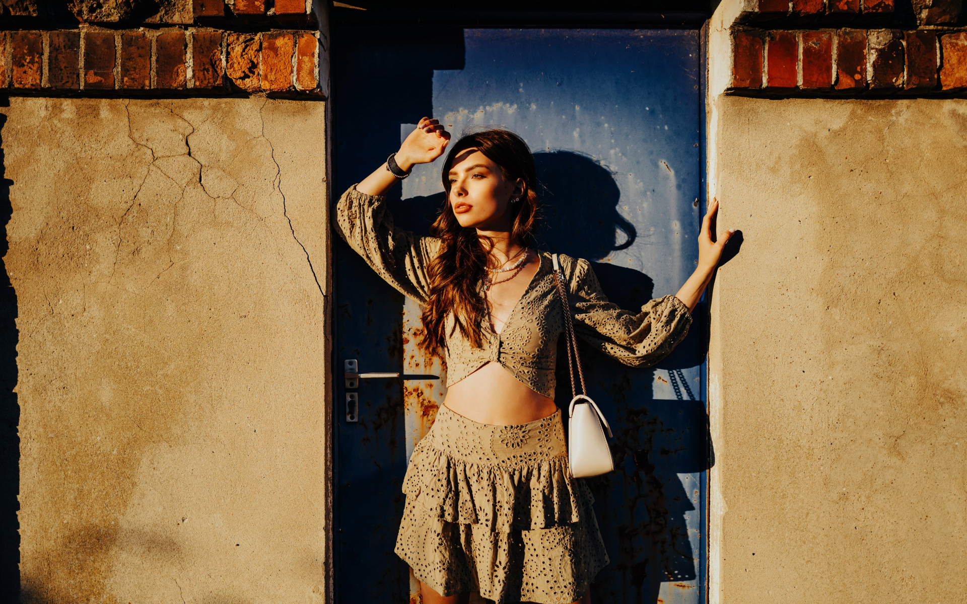 Девушка модель стоит у двери