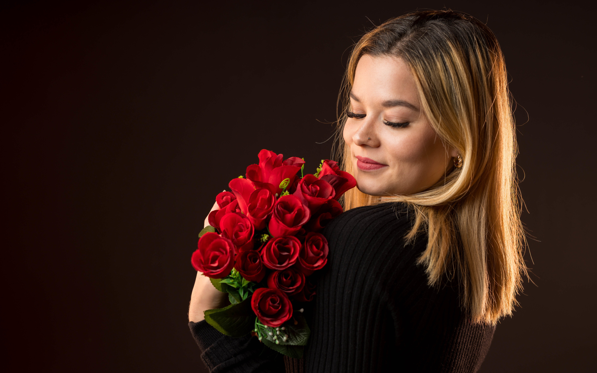 Девушка с букетом красных роз в руках