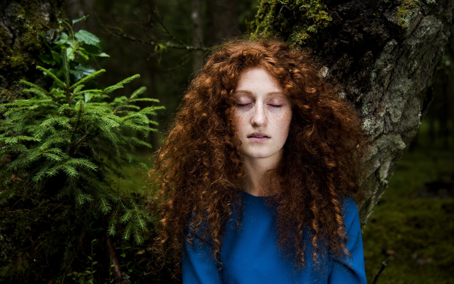 Девушка с кудрявыми волосами в лесу
