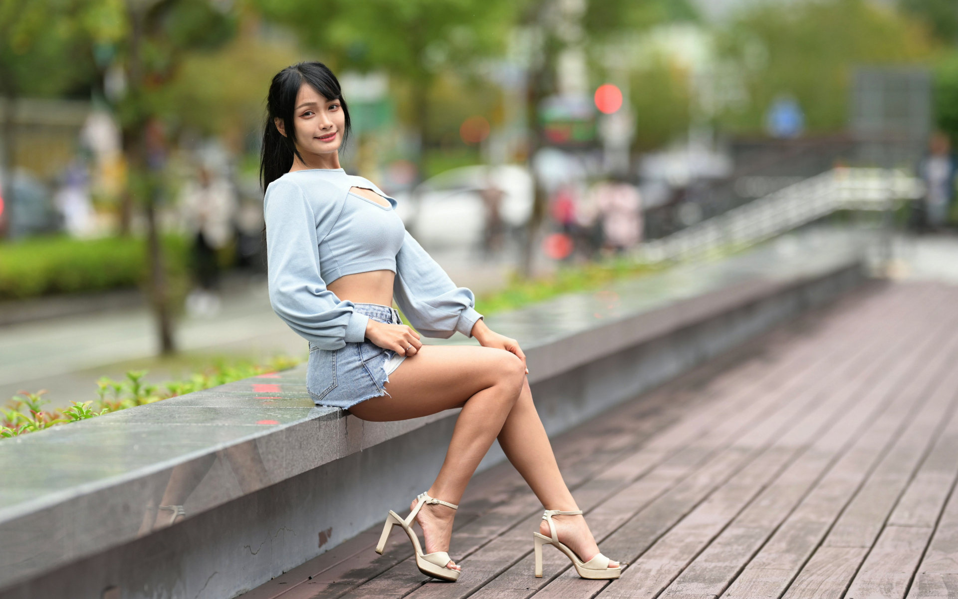 Стройная длинноногая девушка азиатка