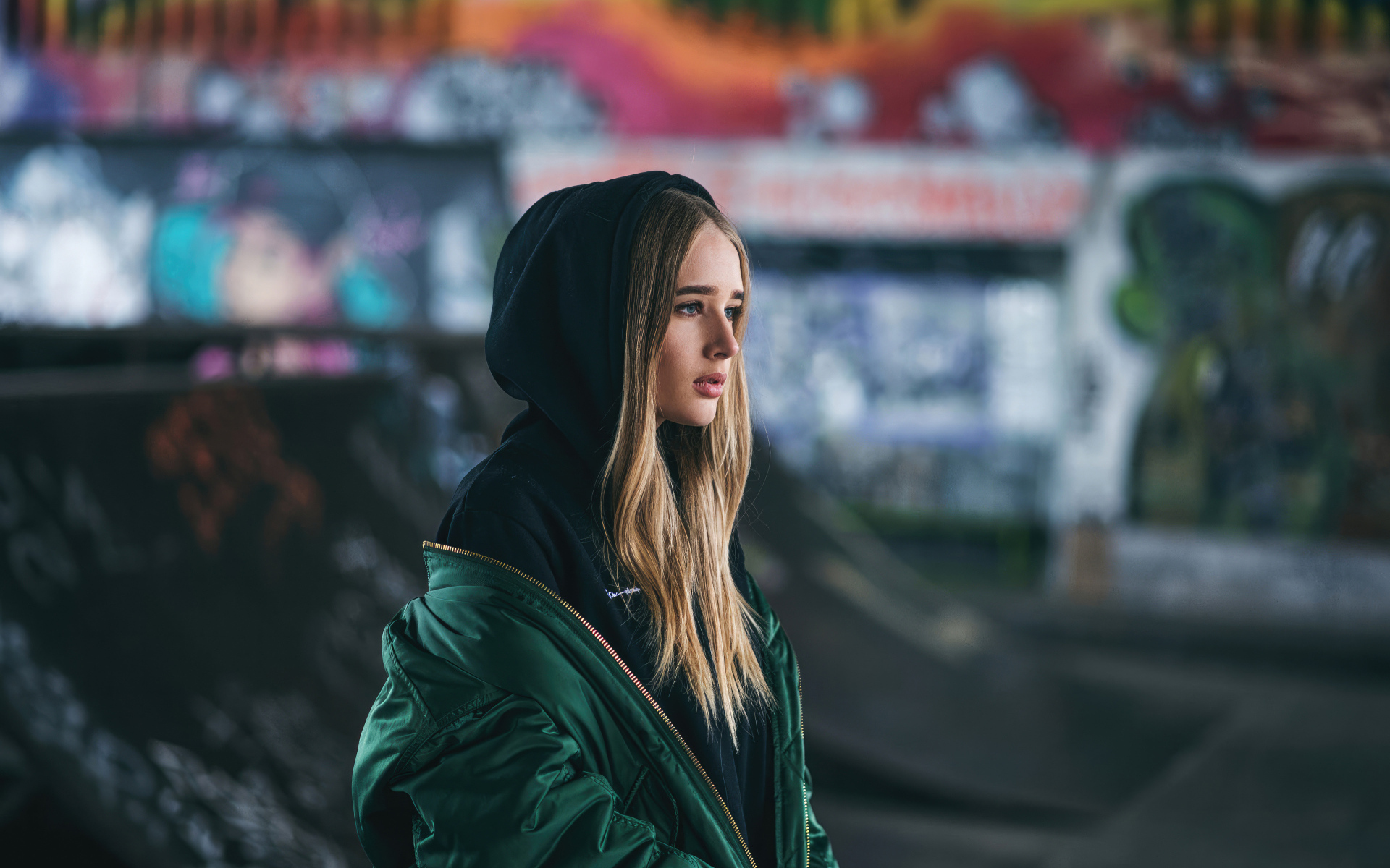 Молодая девушка в зеленой куртке
