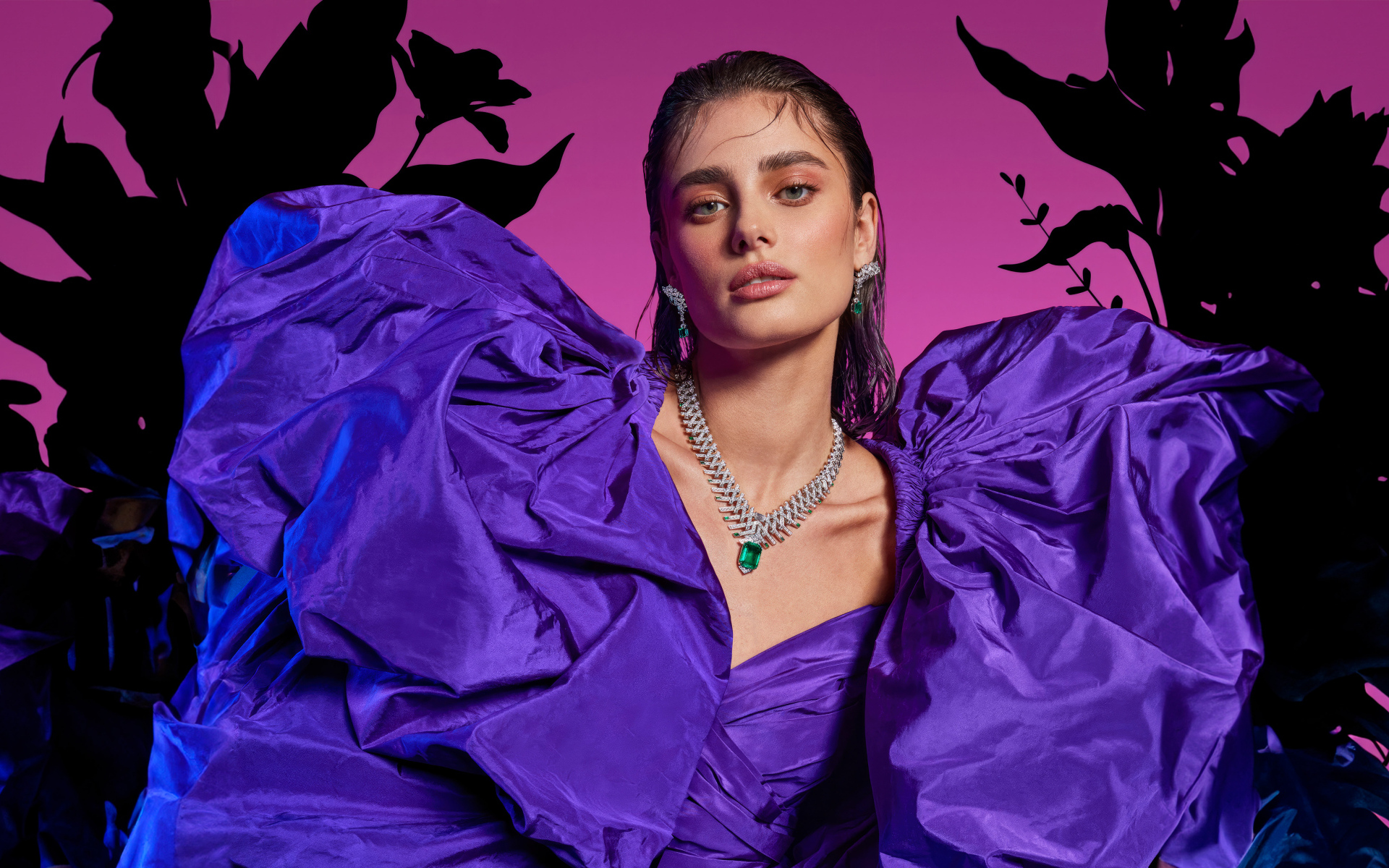 Американская модель Тейлор Хилл в красивом сиреневом платье