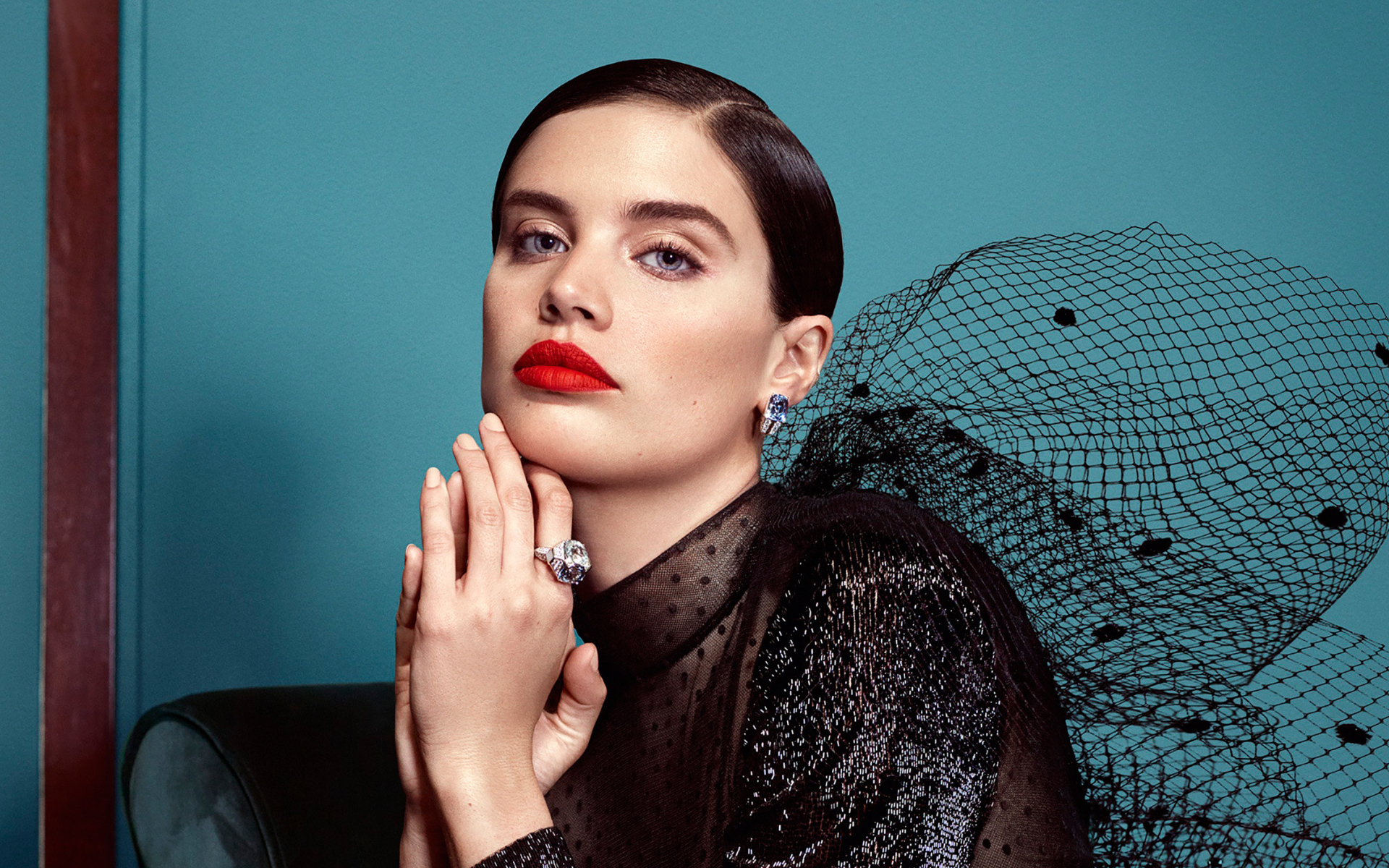 Голубоглазая модель Сара Сампайо в черном платье