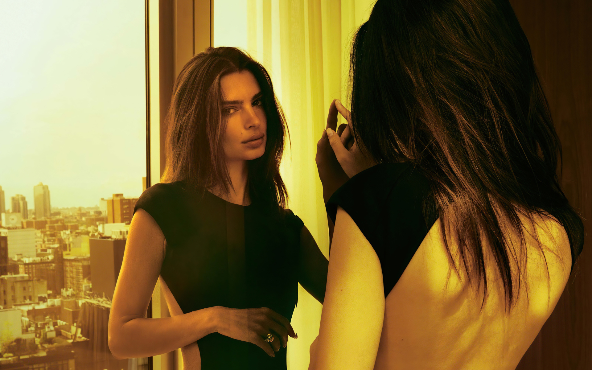 Модель Эмили Ратаковски стоит у зеркала