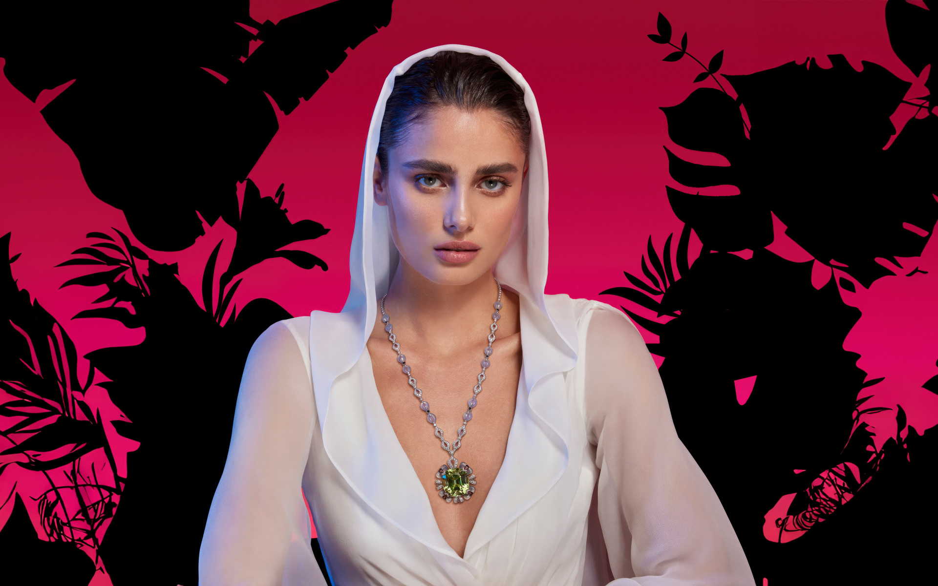 Модель Тейлор Хилл в красивом наряде