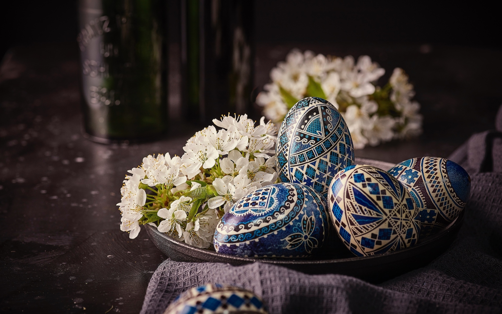 Красивые расписные яйца с цветами вишни на Пасху