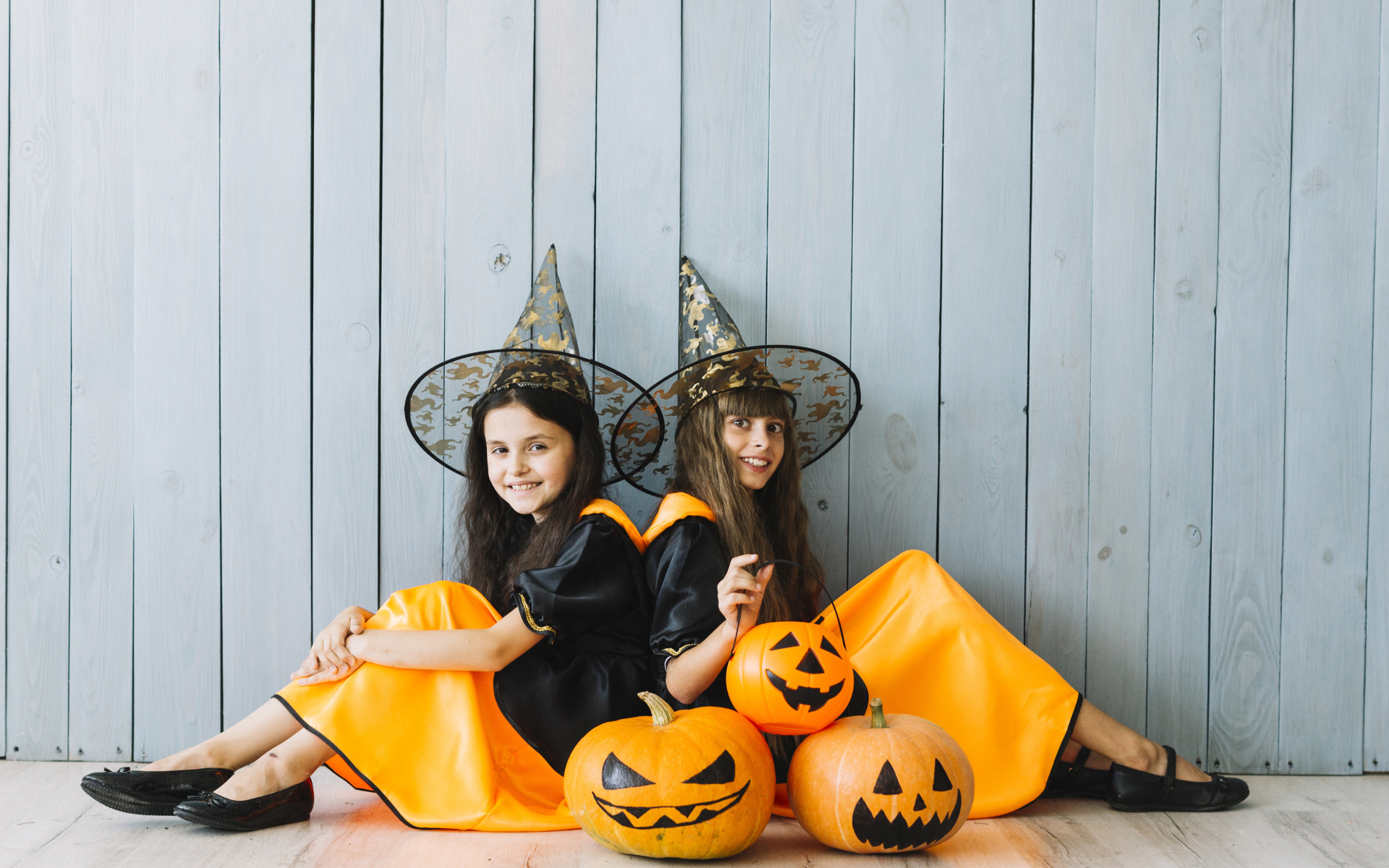 Две маленькие девочки в костюмах на Хэллоуин