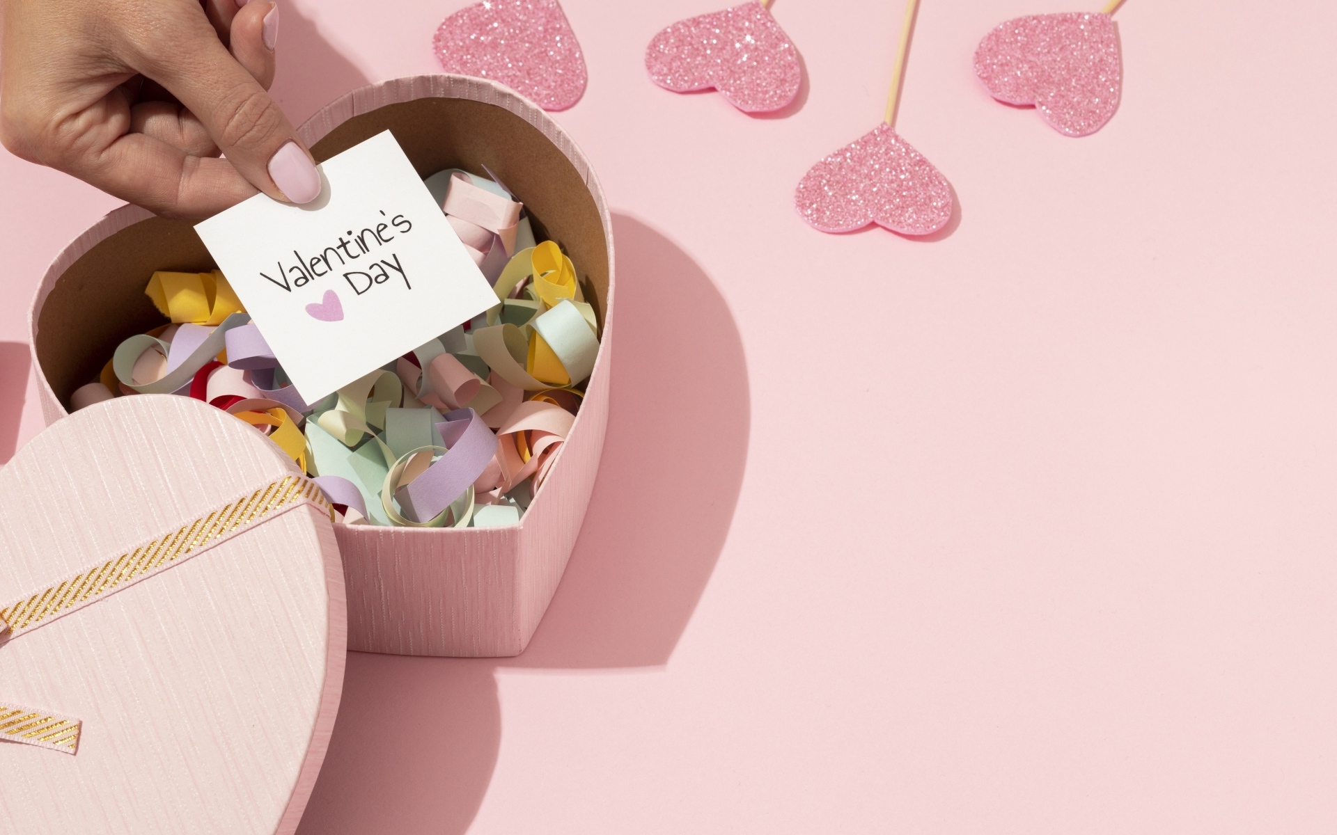 Коробка в форме сердца с пожеланиями на день святого Валентина