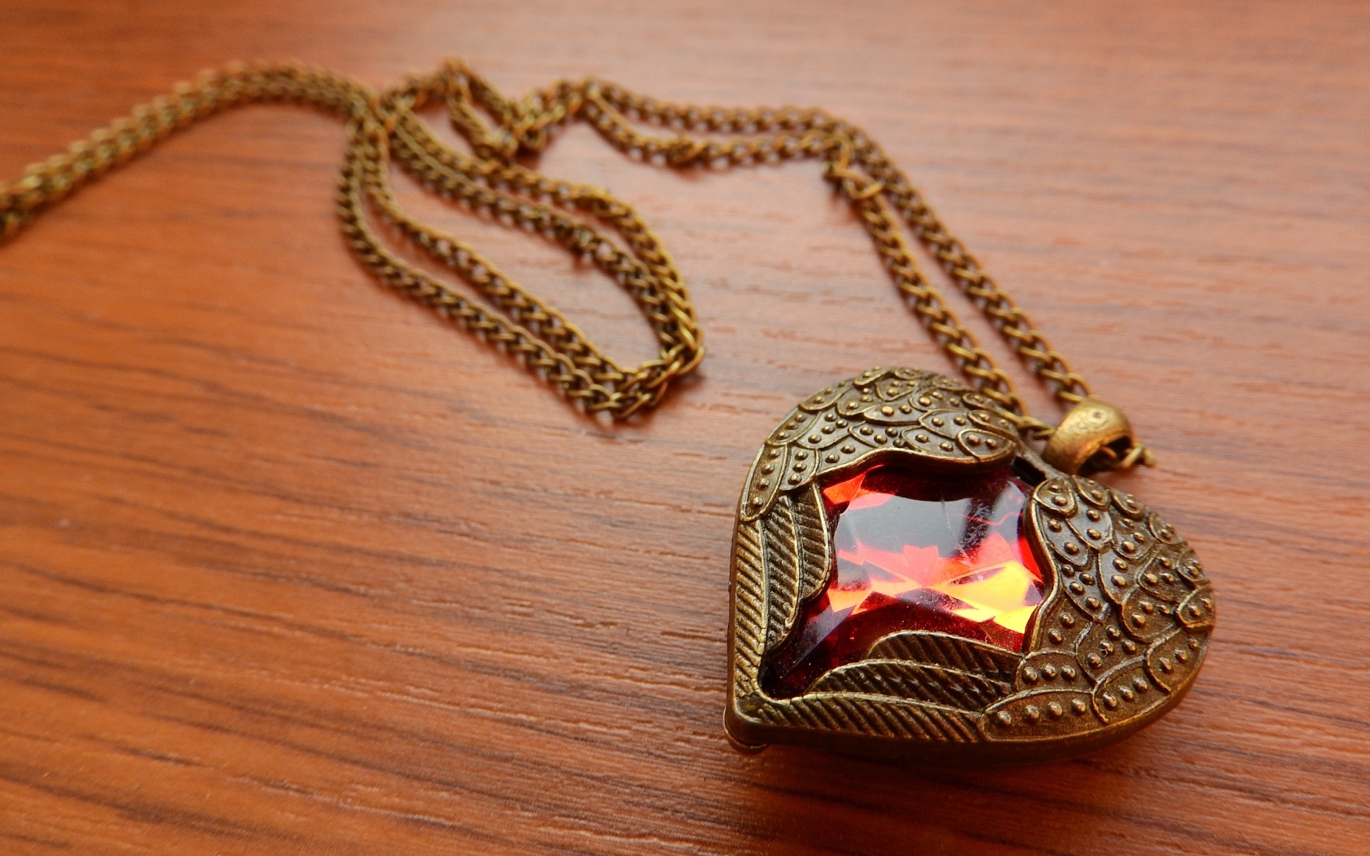Красивый кулон в форме сердца с красным камнем