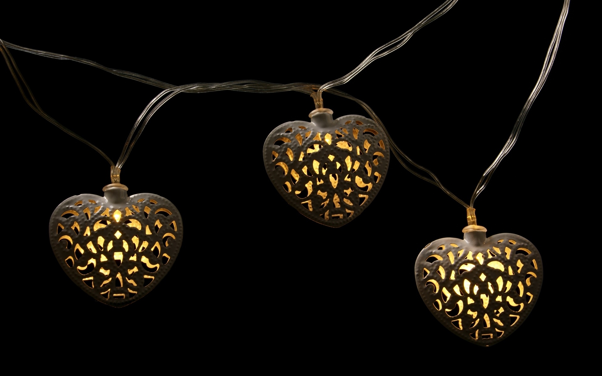 Гирлянда в форме сердца на черном фоне