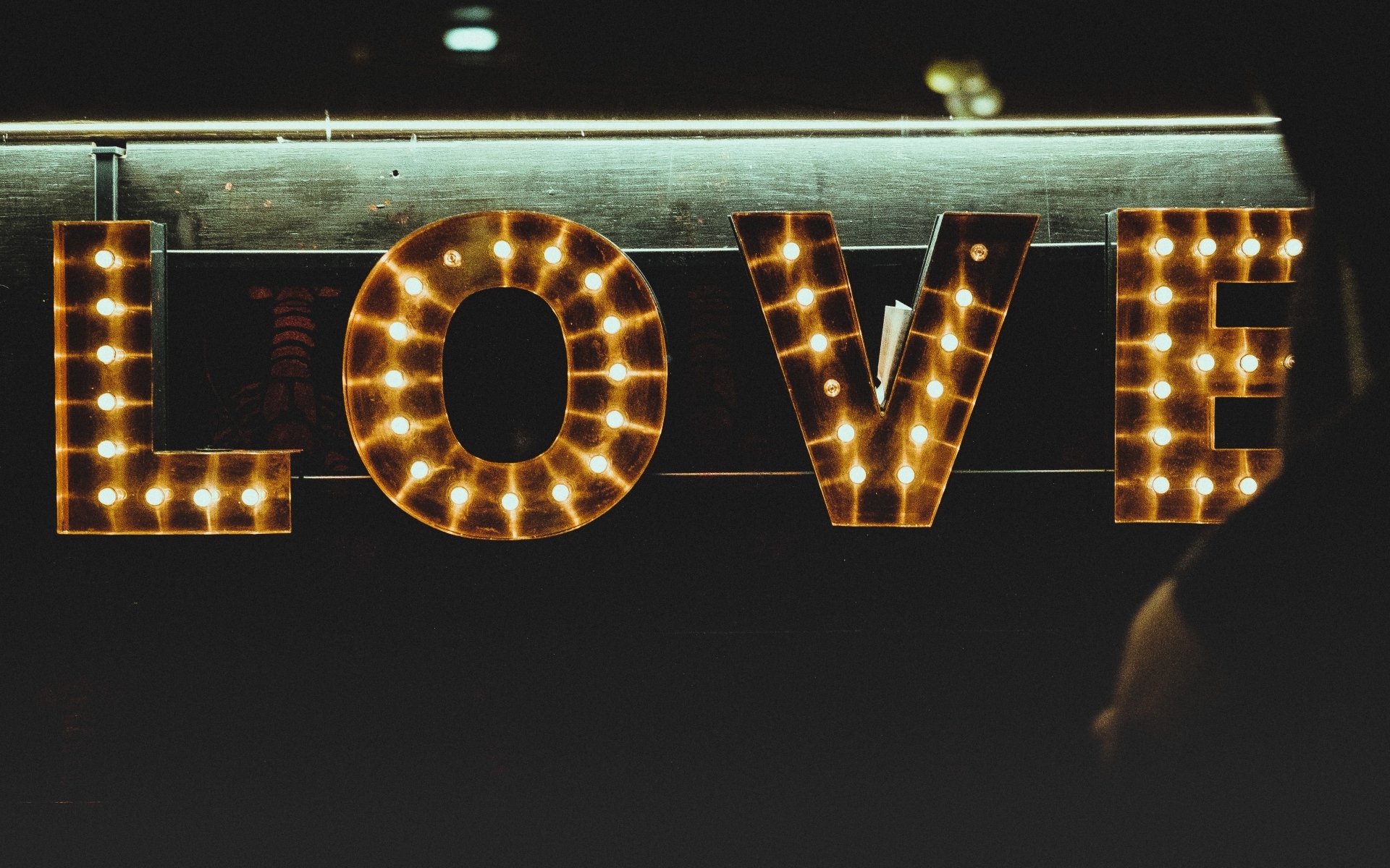 Светящаяся большая надпись любовь