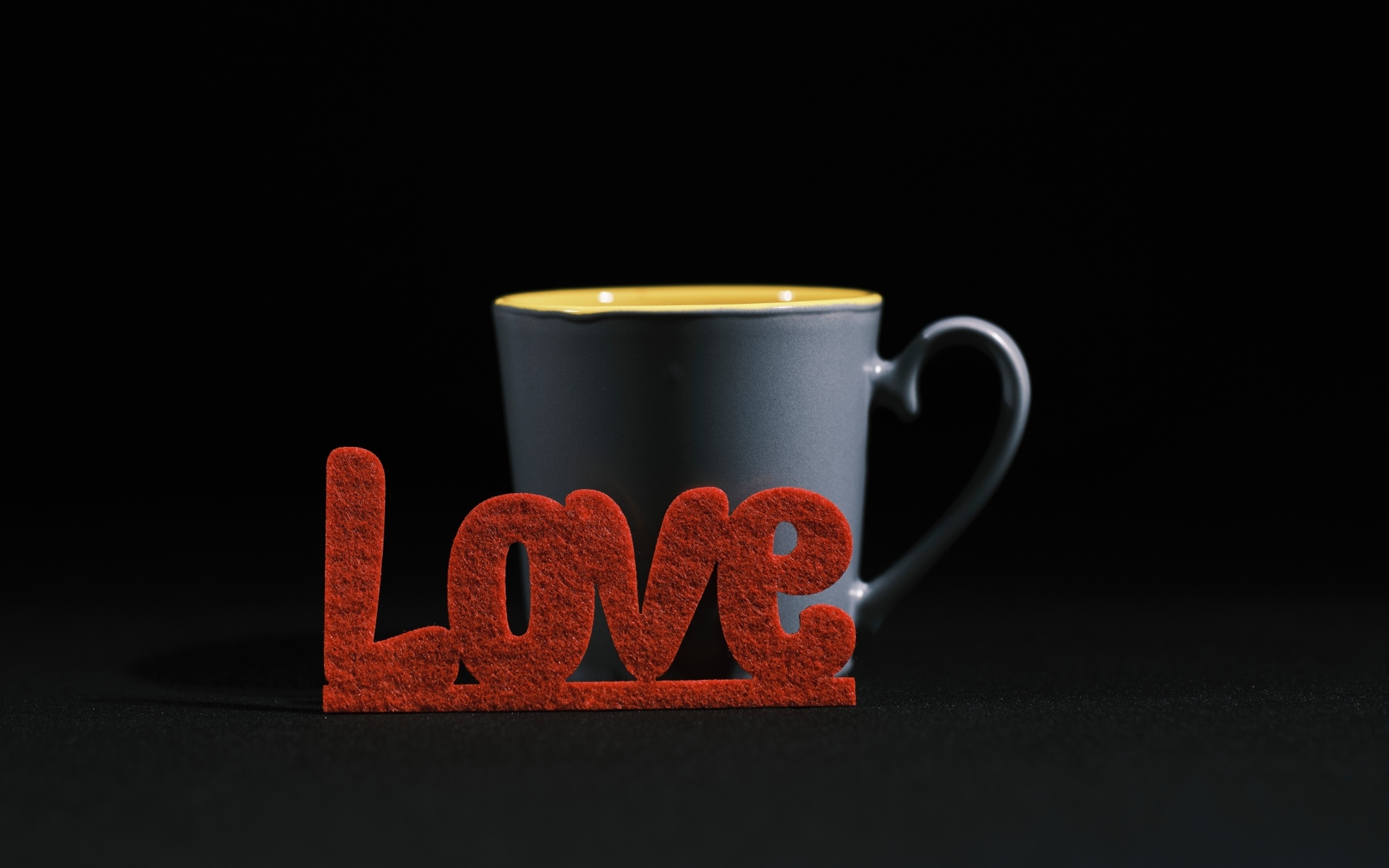 Красная надпись любовь с чашкой кофе