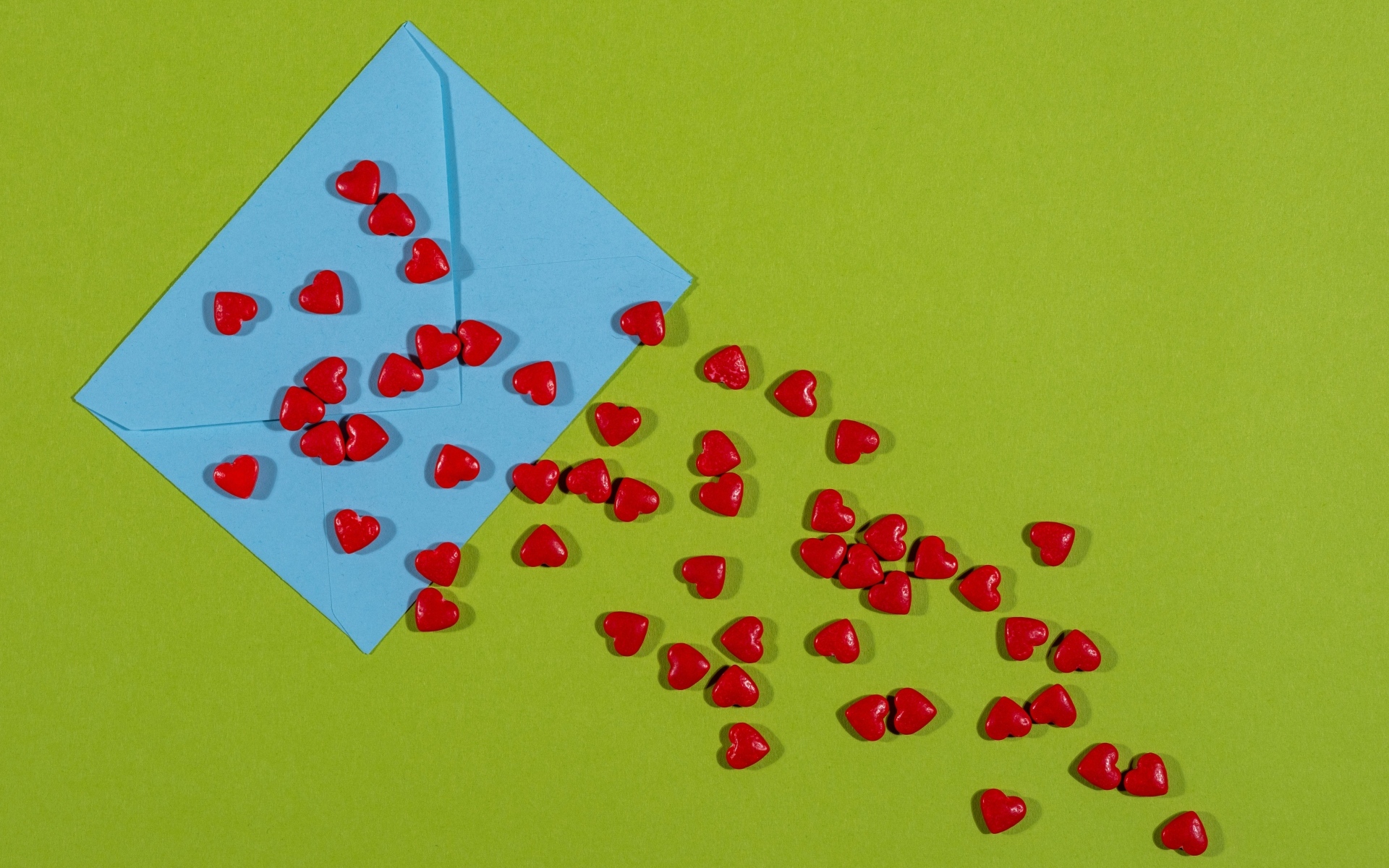 Маленькие сердечки с голубым конвертом