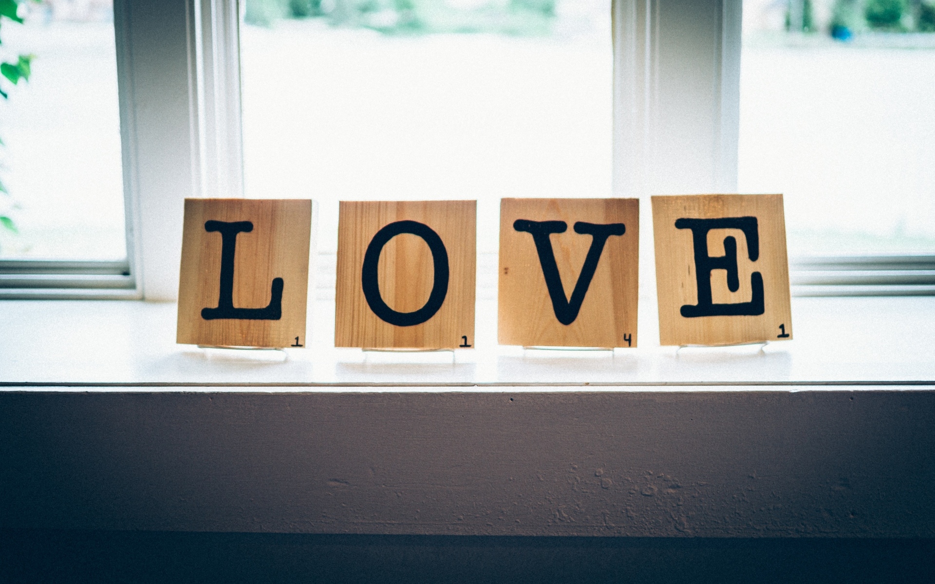 Надпись любовь на деревянных кубиках на окне